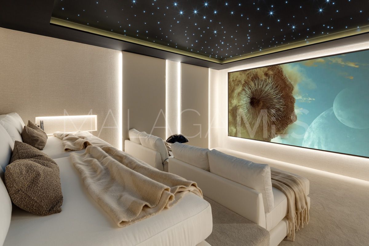 Villa for sale in Nueva Andalucia