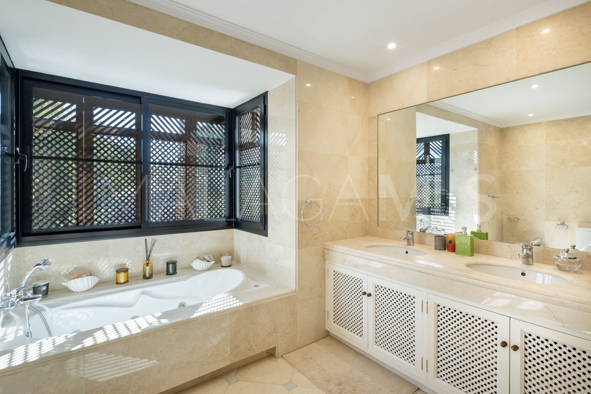 4 bedrooms villa in Benahavis for sale