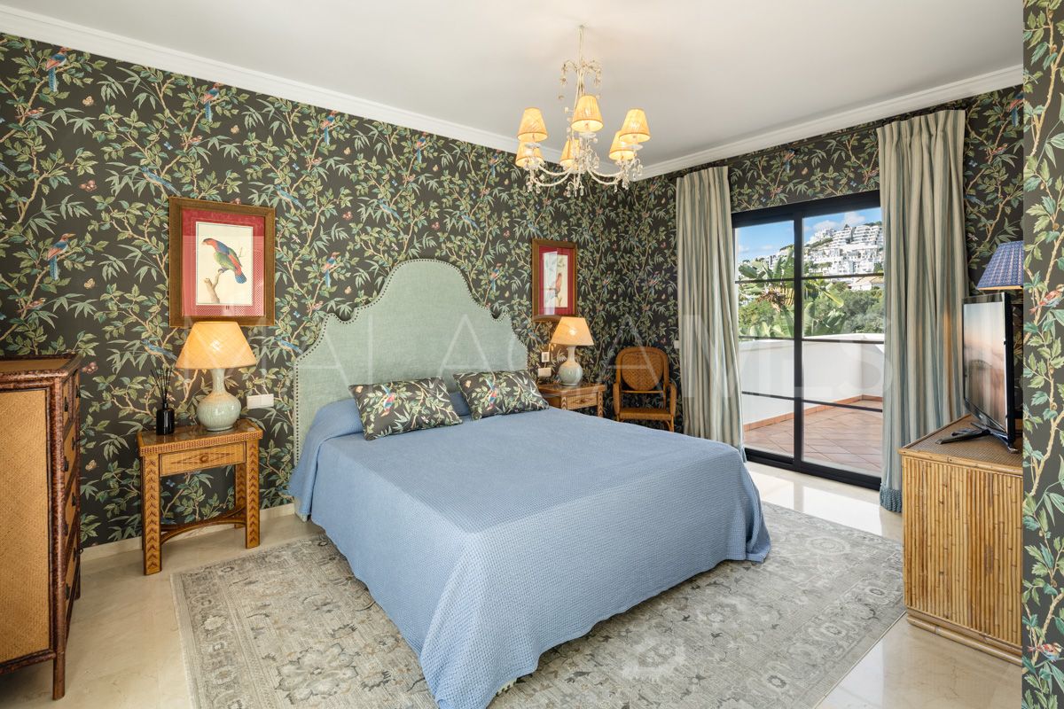 4 bedrooms villa in Benahavis for sale