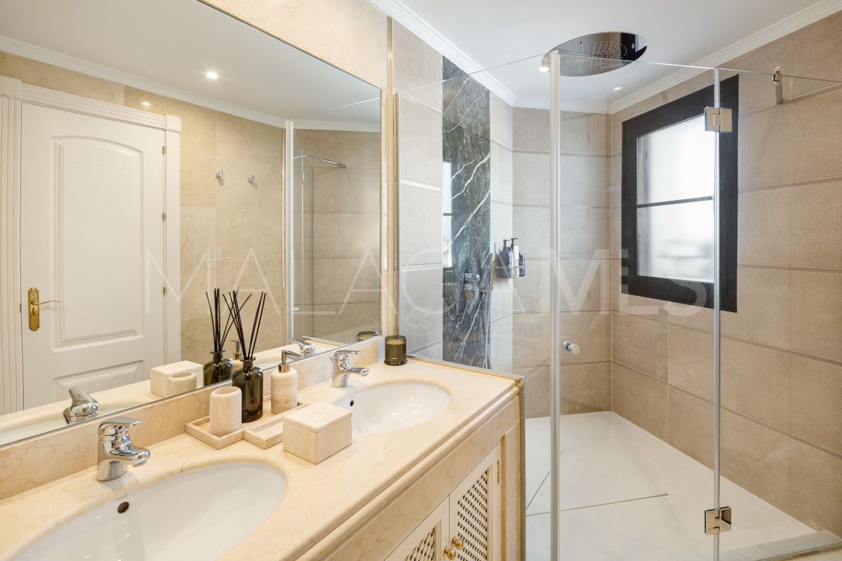 4 bedrooms villa in Benahavis for sale