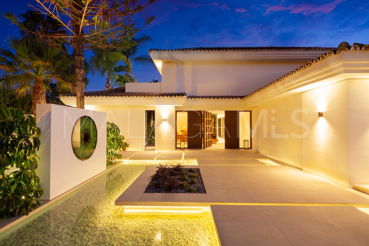 Villa for sale in Nueva Andalucia