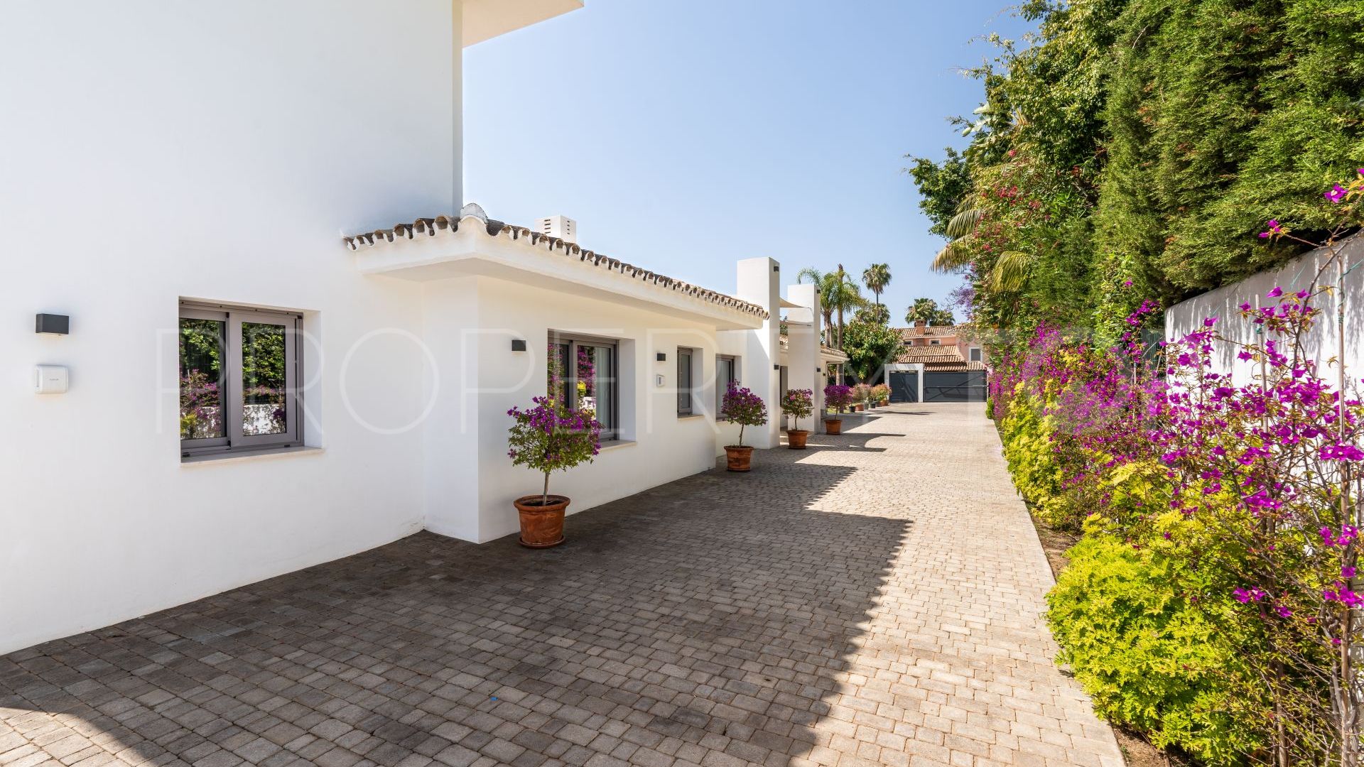 For sale Guadalmina Baja villa with 9 bedrooms