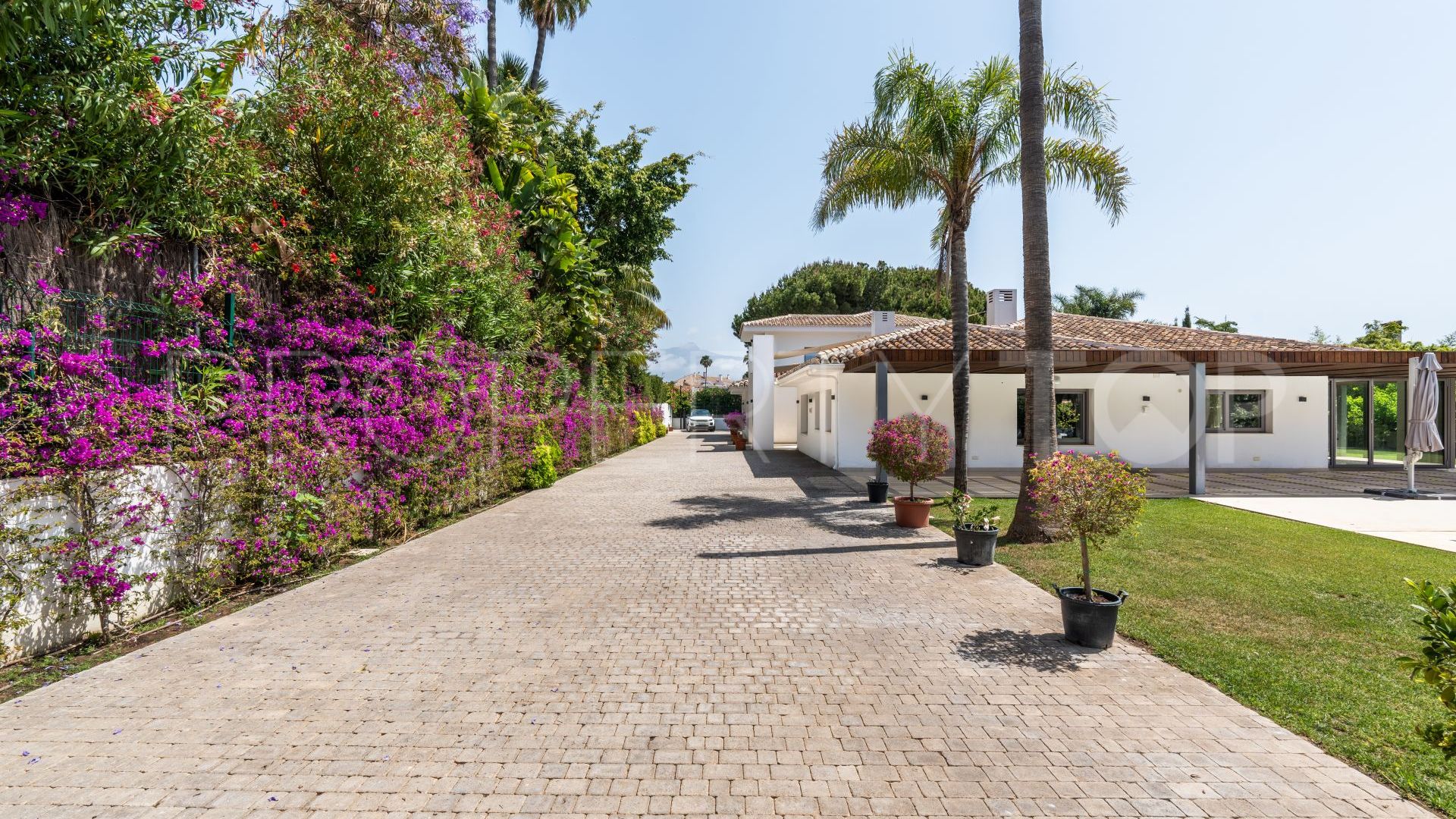 For sale Guadalmina Baja villa with 9 bedrooms