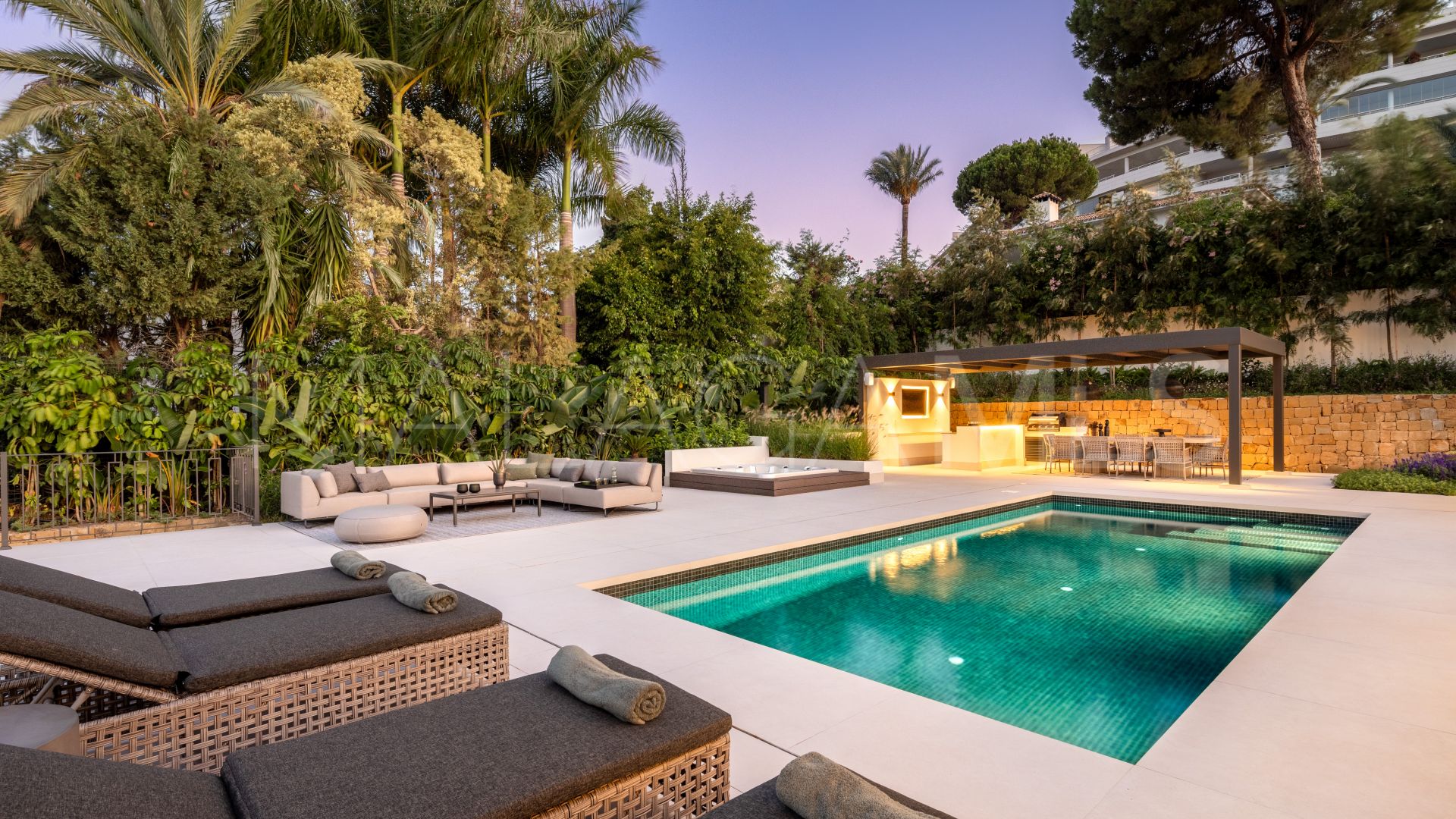 Se vende villa de 5 bedrooms in Nueva Andalucia