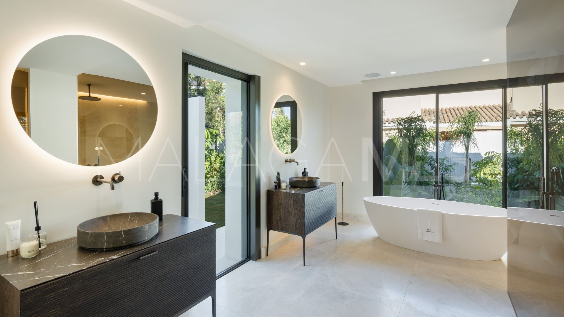 Se vende villa de 5 bedrooms in Nueva Andalucia