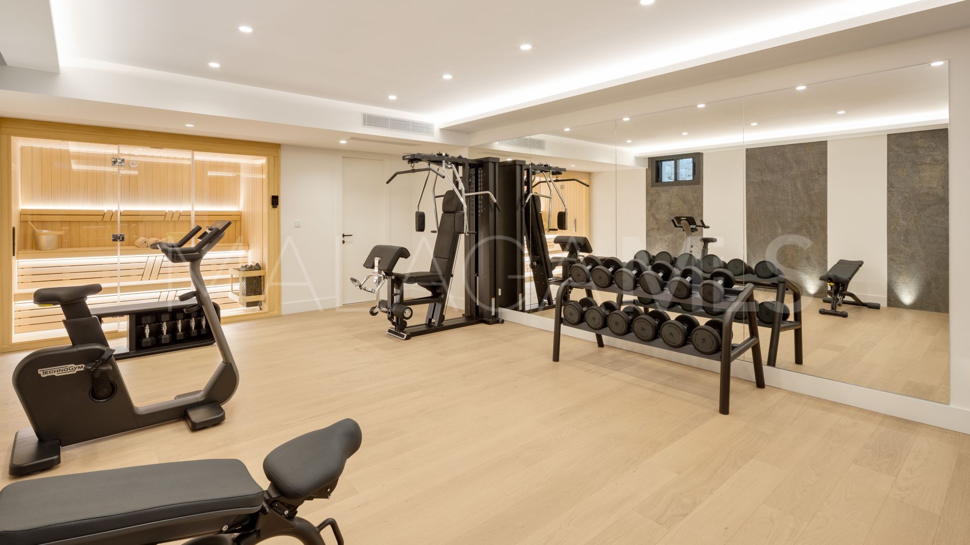 Se vende villa de 5 bedrooms in Nueva Andalucia