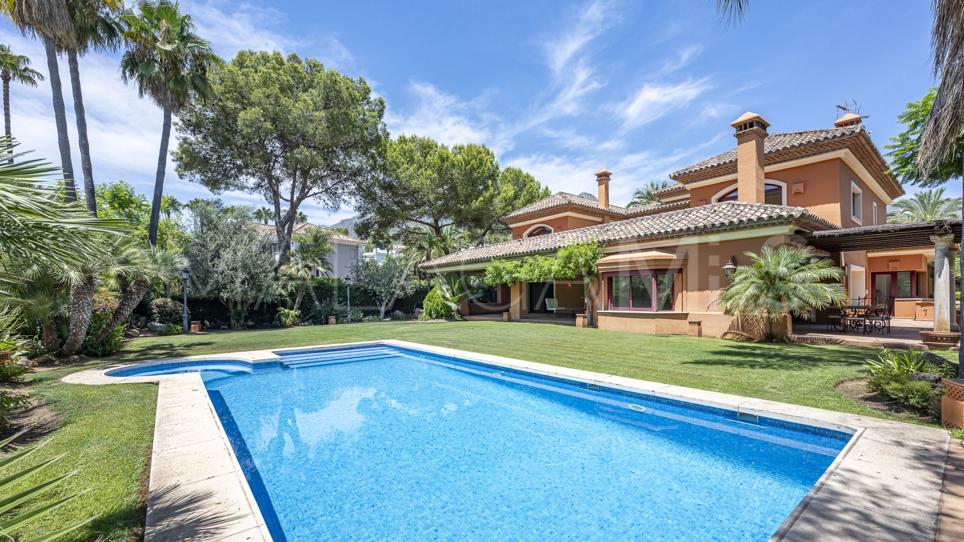 Villa for sale in Altos Reales