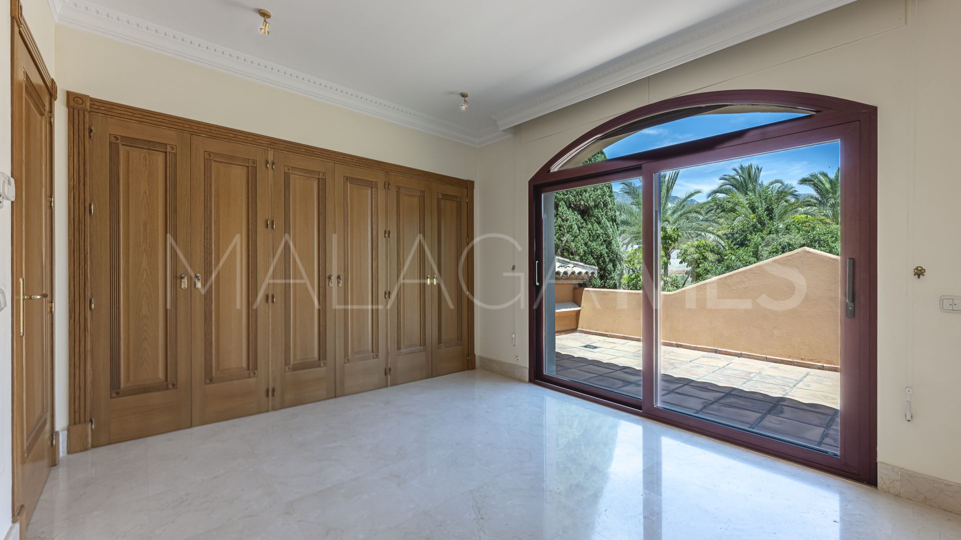 Villa for sale in Altos Reales