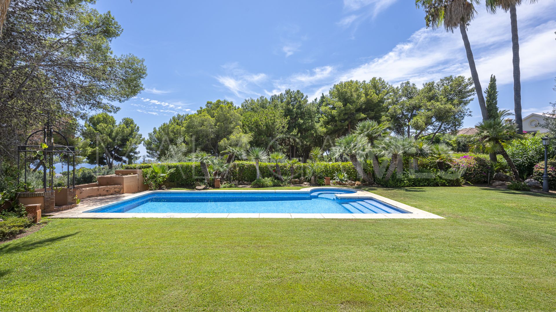 Villa for sale in Altos Reales