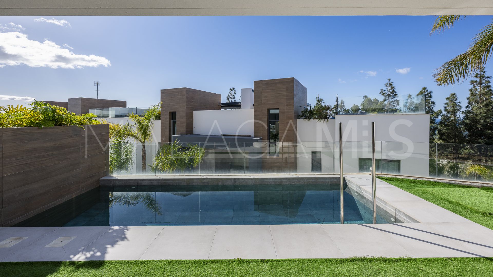 Ground floor duplex for sale in Marbella East with 3 bedrooms