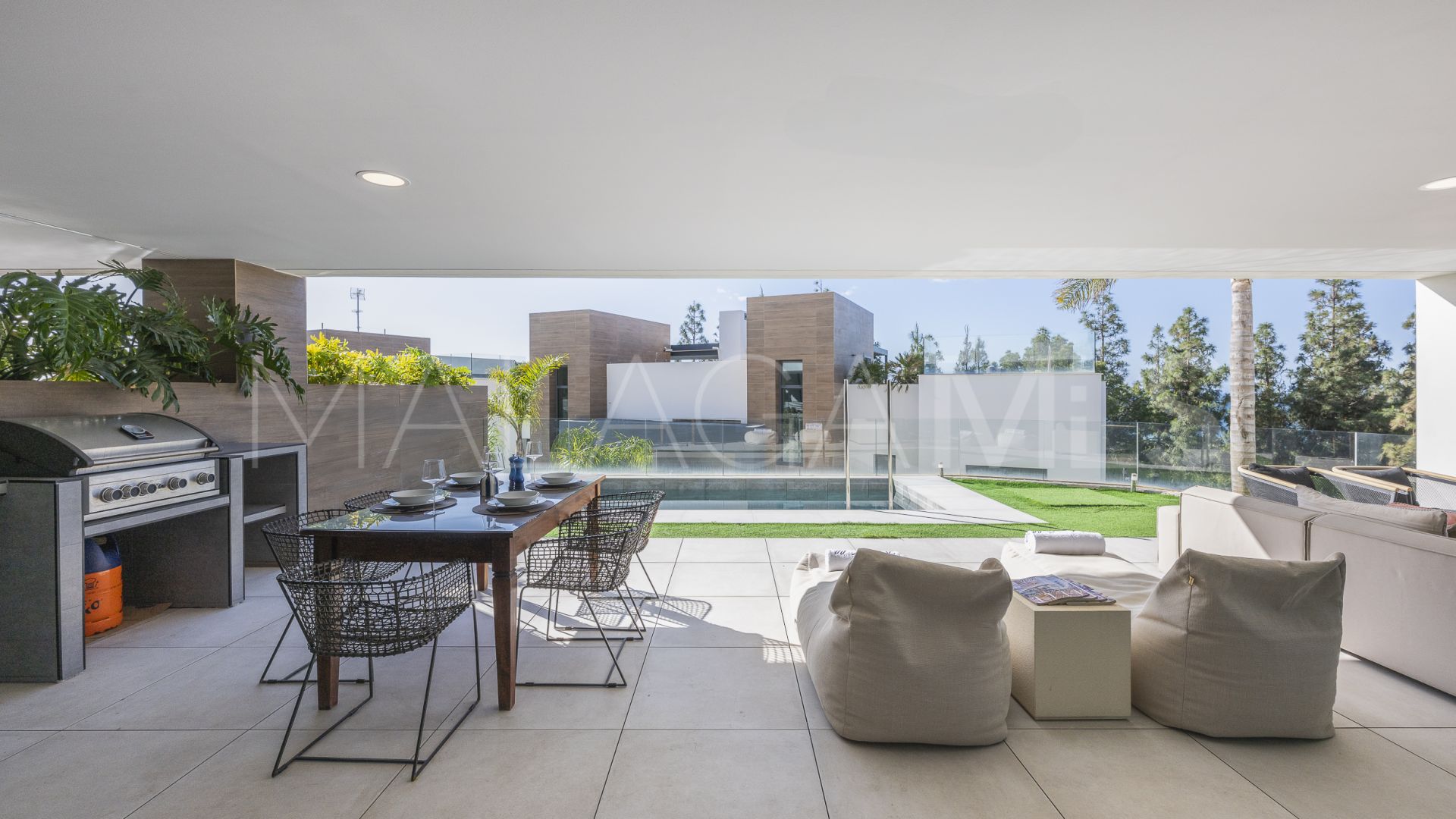 Ground floor duplex for sale in Marbella East with 3 bedrooms