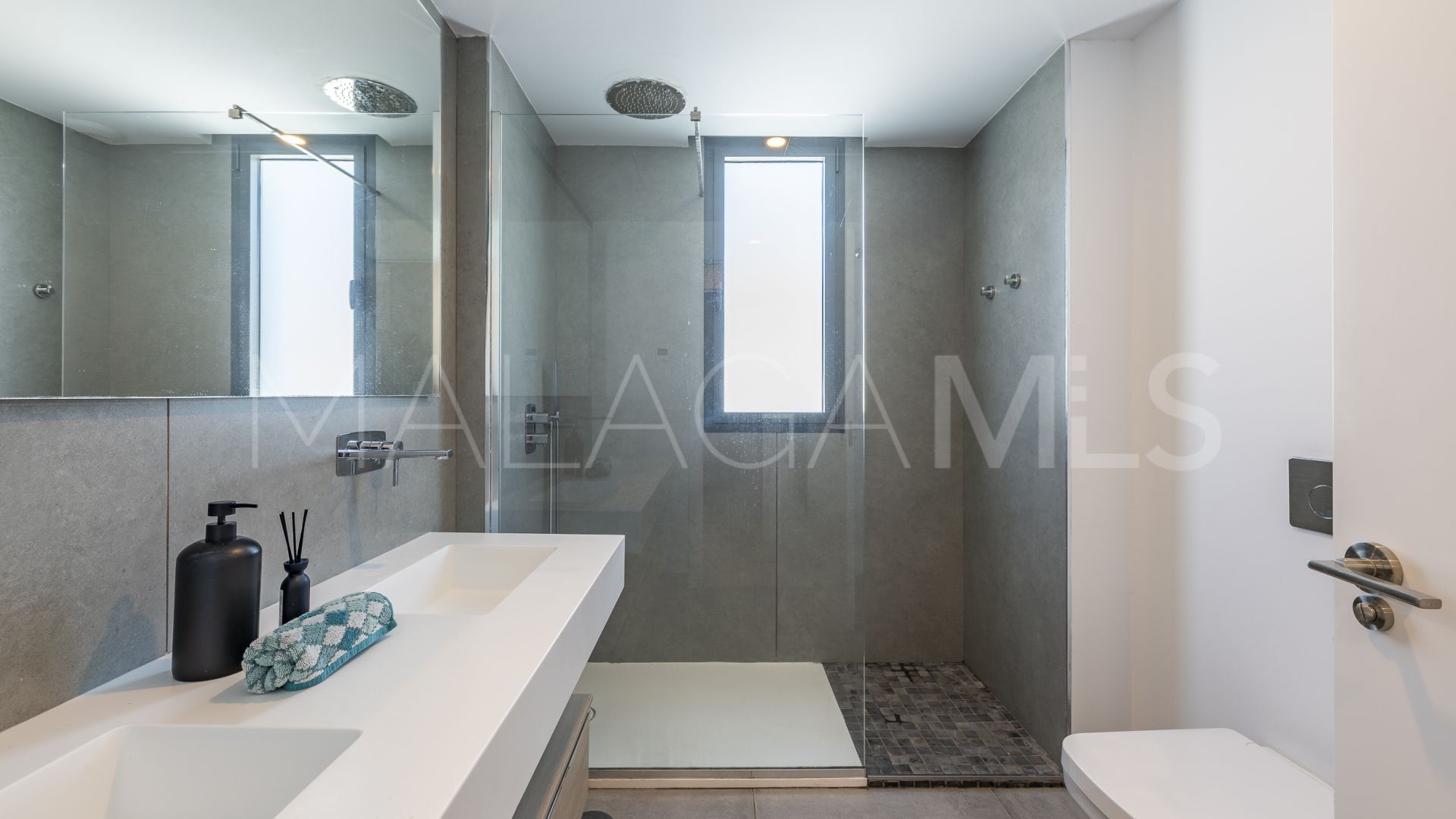 Ground floor duplex for sale in Marbella East with 3 bedrooms