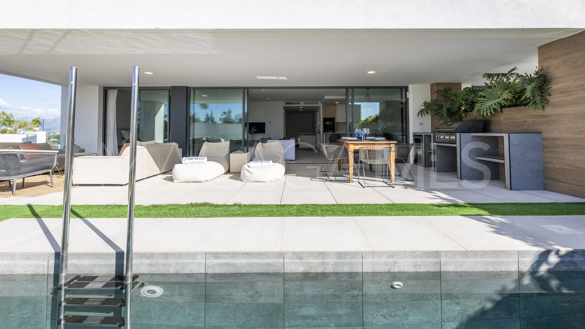 Ground floor duplex for sale in Marbella East with 3 bedrooms