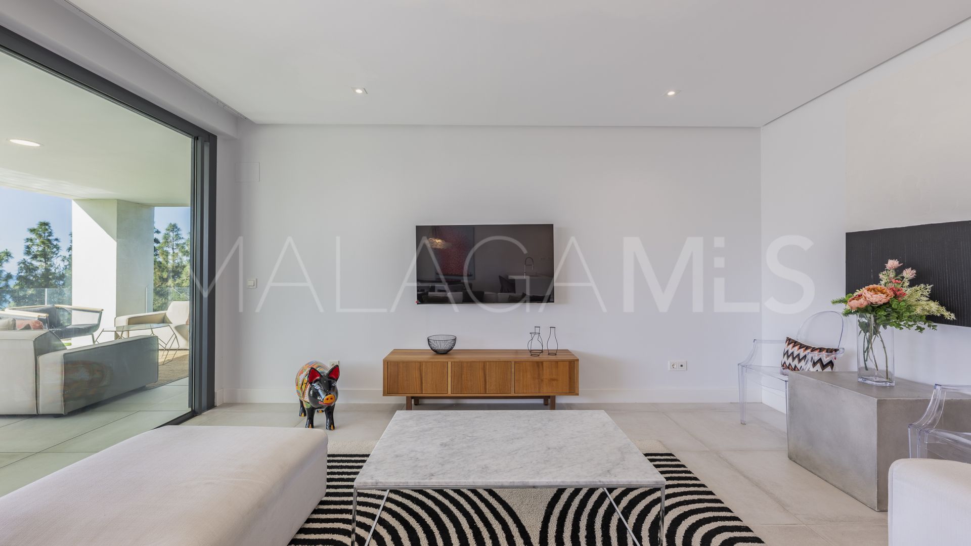 Ground floor duplex for sale in Marbella East with 3 bedrooms