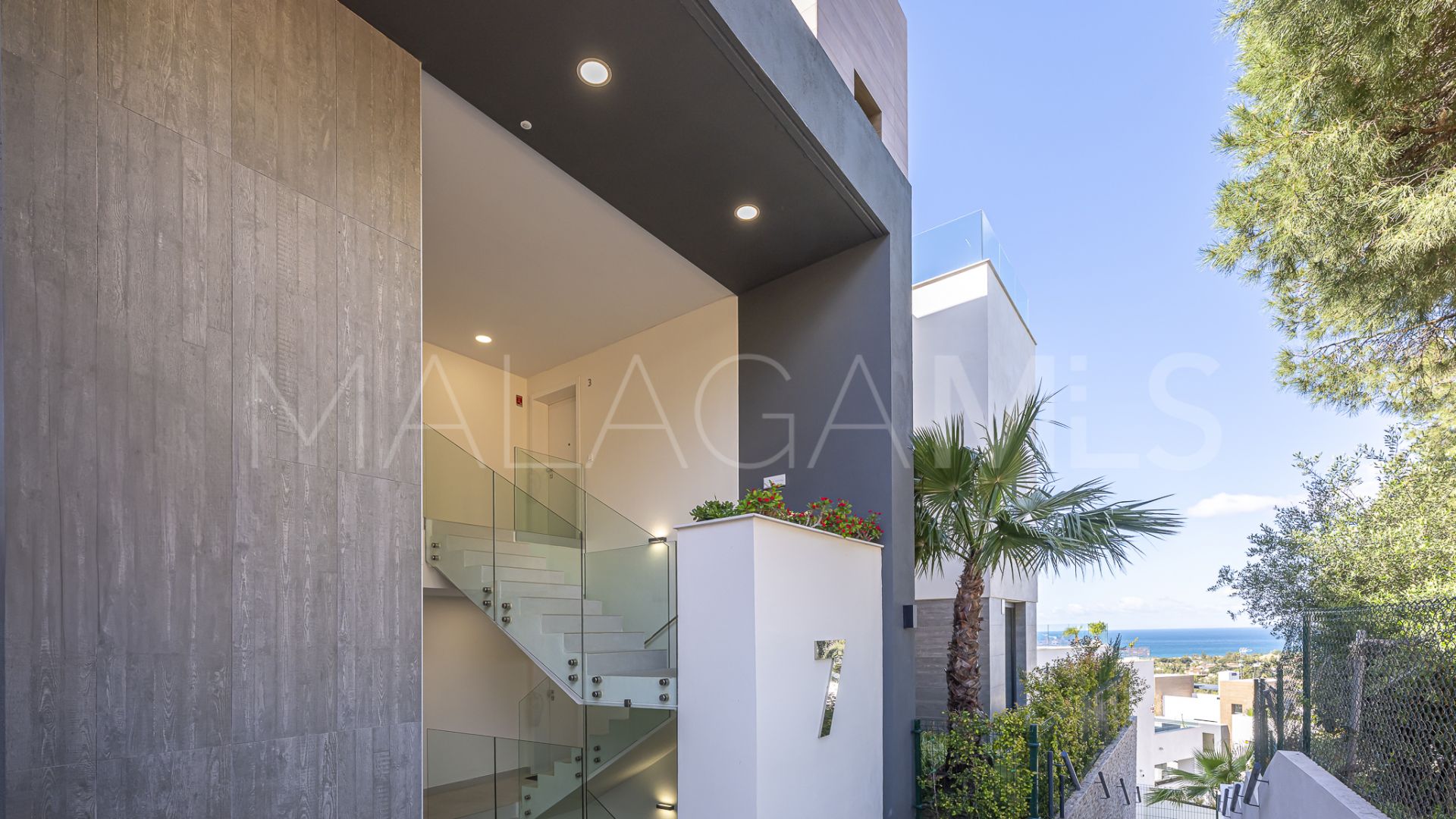 Ground floor duplex for sale in Marbella East with 3 bedrooms