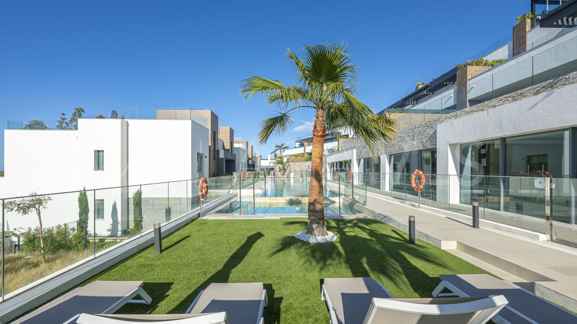 Ground floor duplex for sale in Marbella East with 3 bedrooms