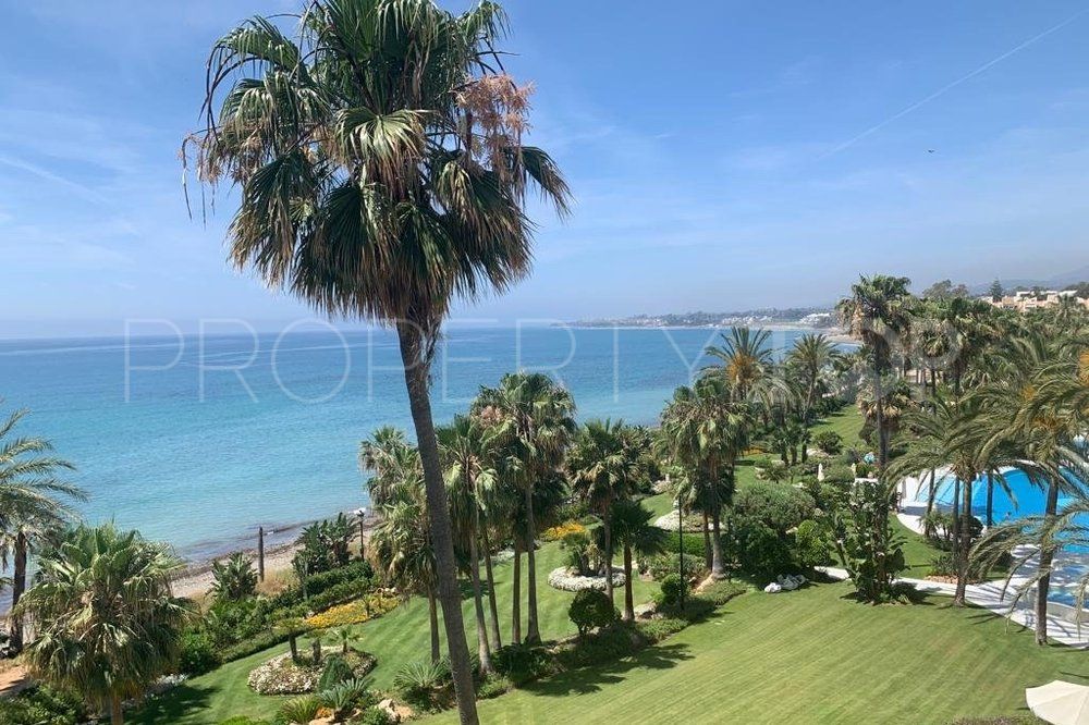 For sale 3 bedrooms apartment in Estepona