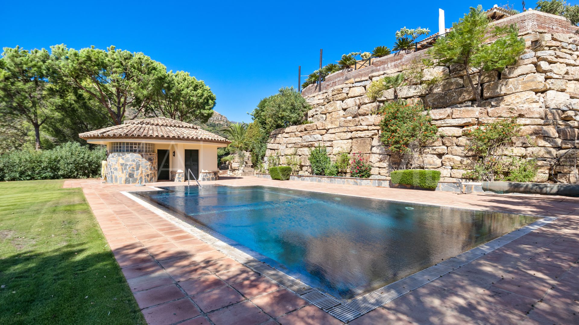 Villa for sale in Benahavis