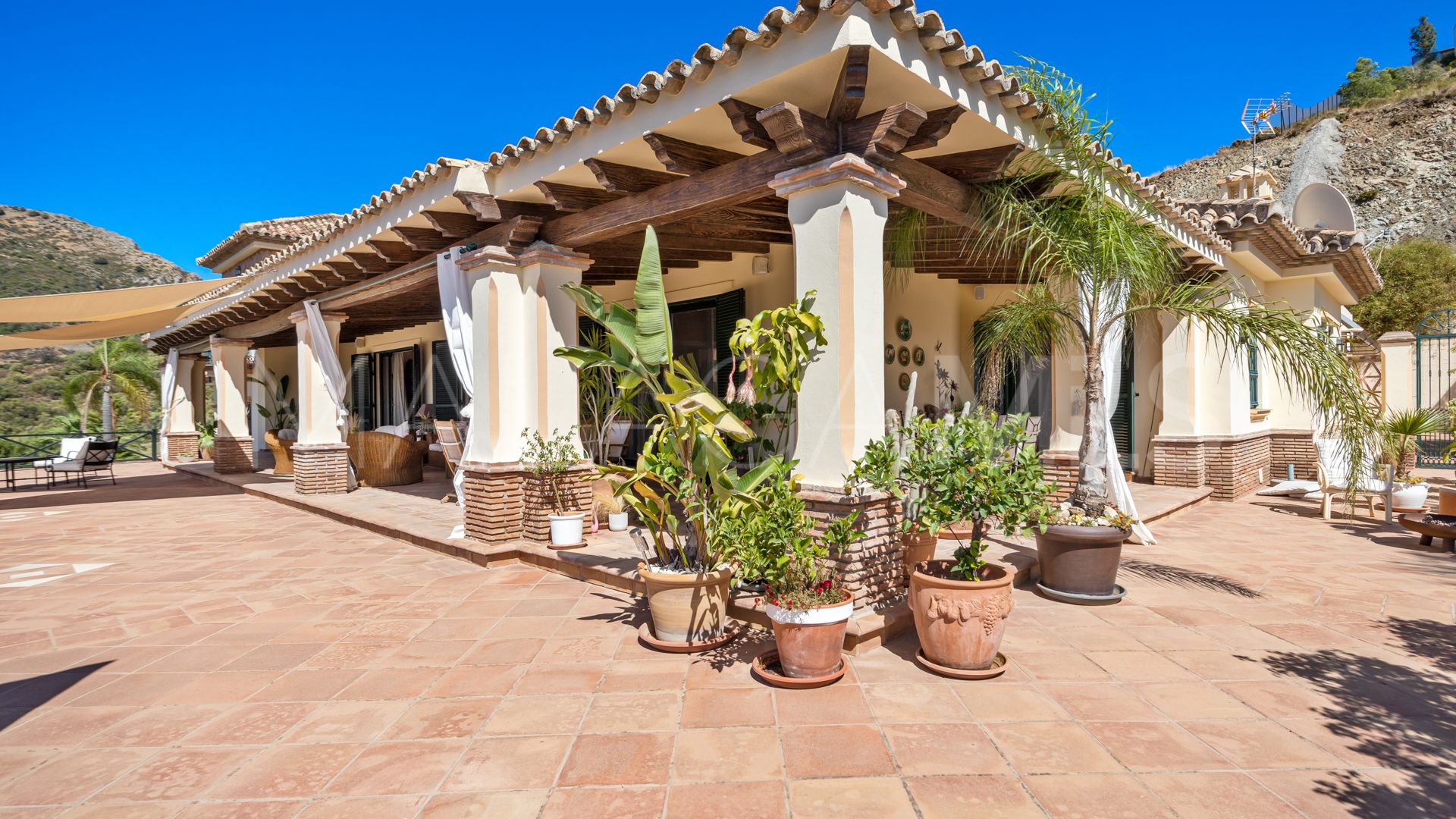 Villa for sale in Benahavis