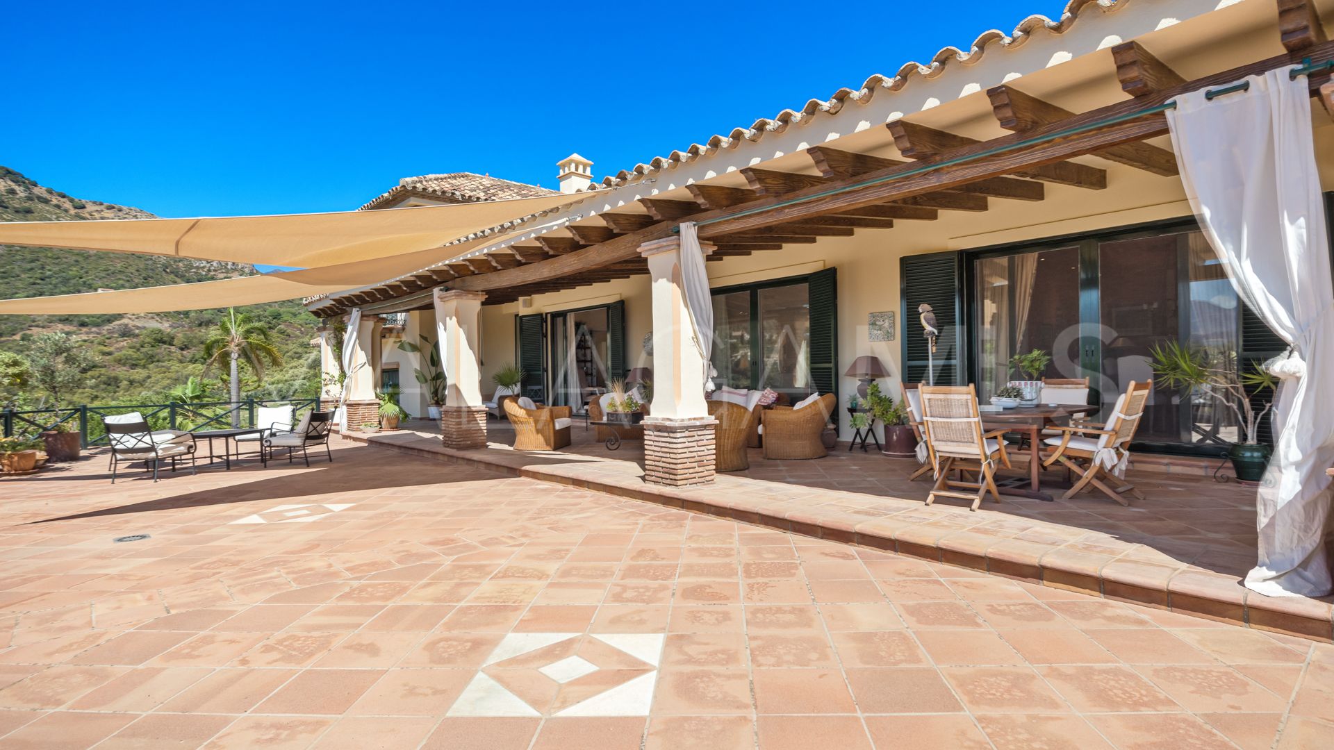 Villa for sale in Benahavis