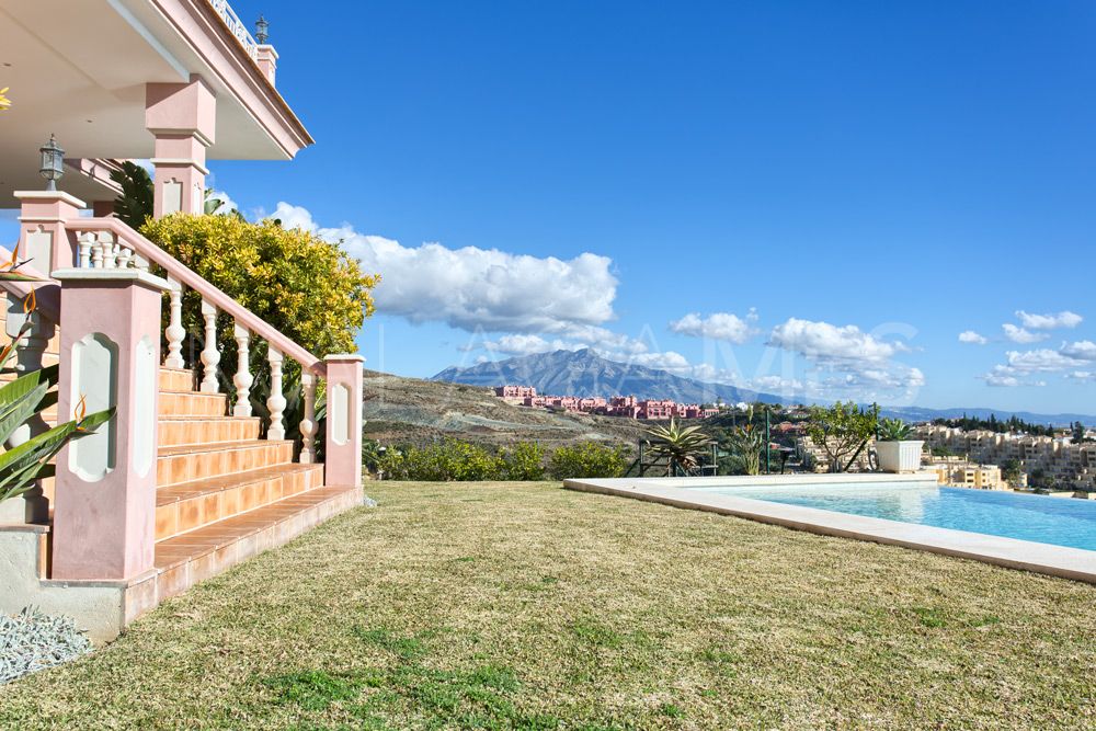 Villa for sale in Benahavis