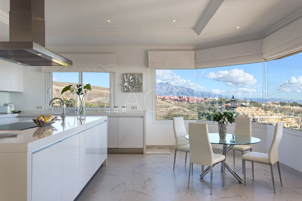 Villa for sale in Benahavis