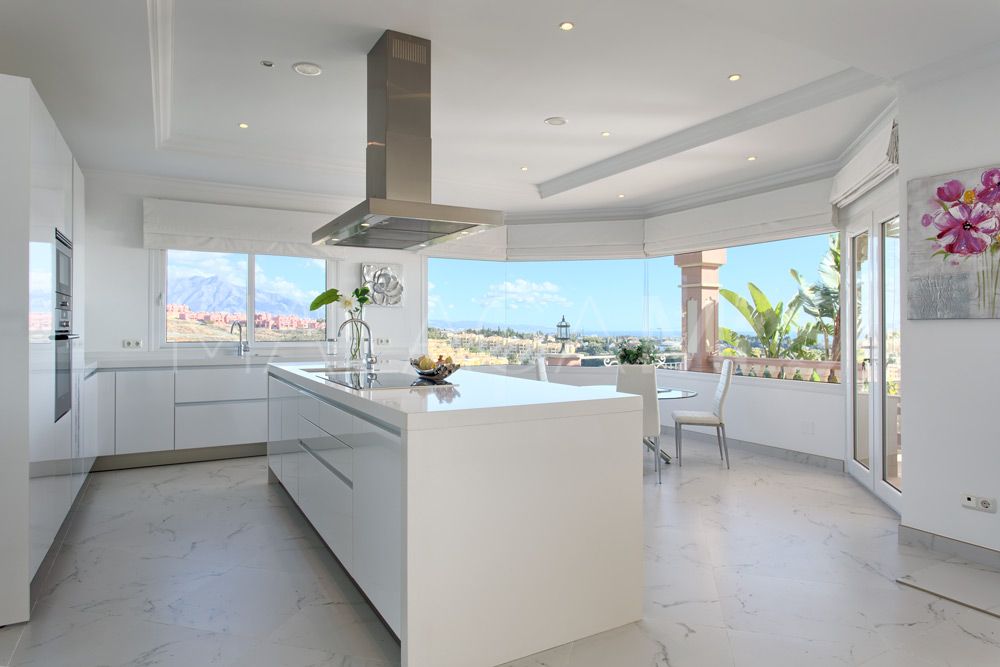 Villa for sale in Benahavis