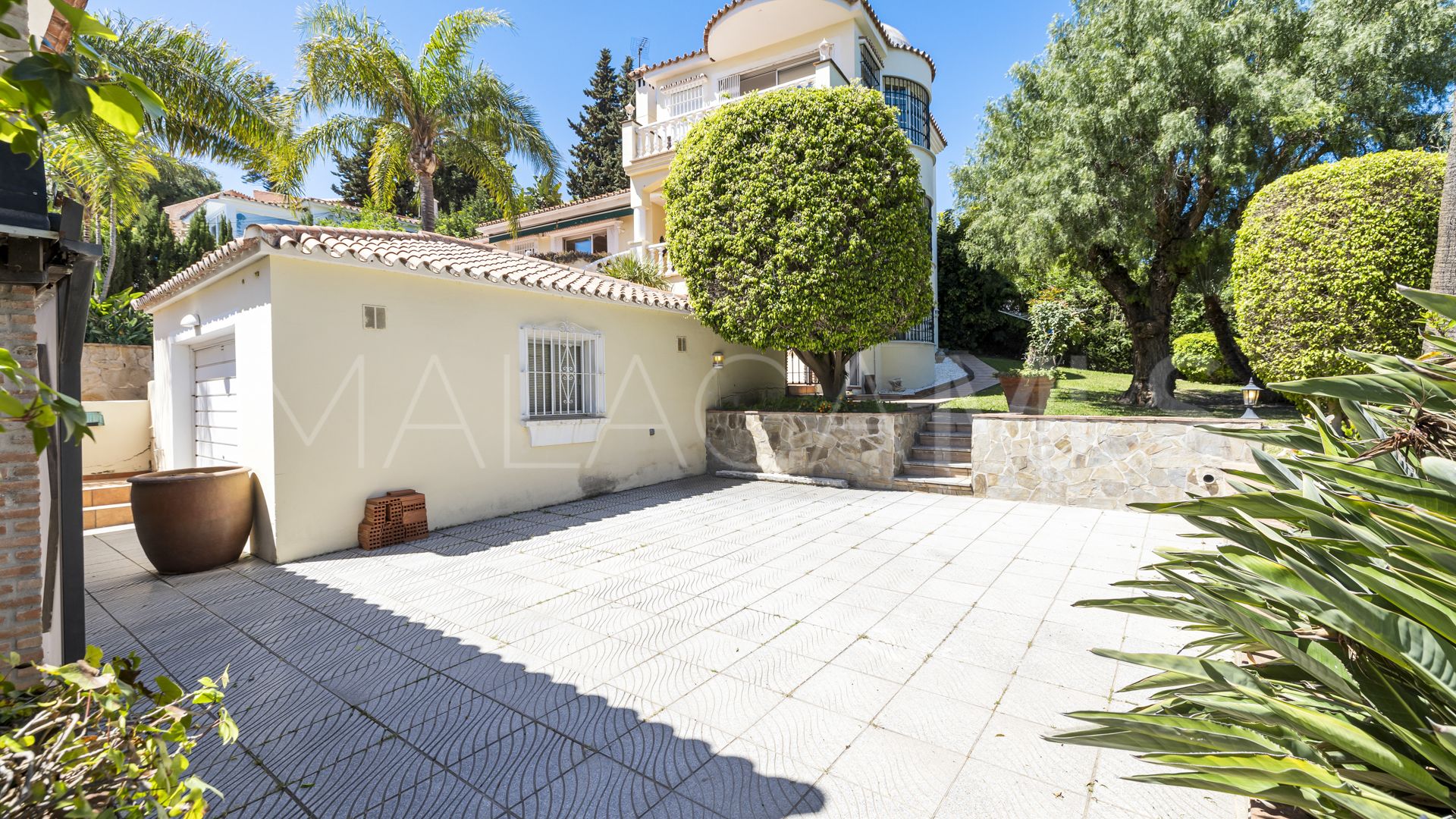 Villa for sale in Nueva Andalucia