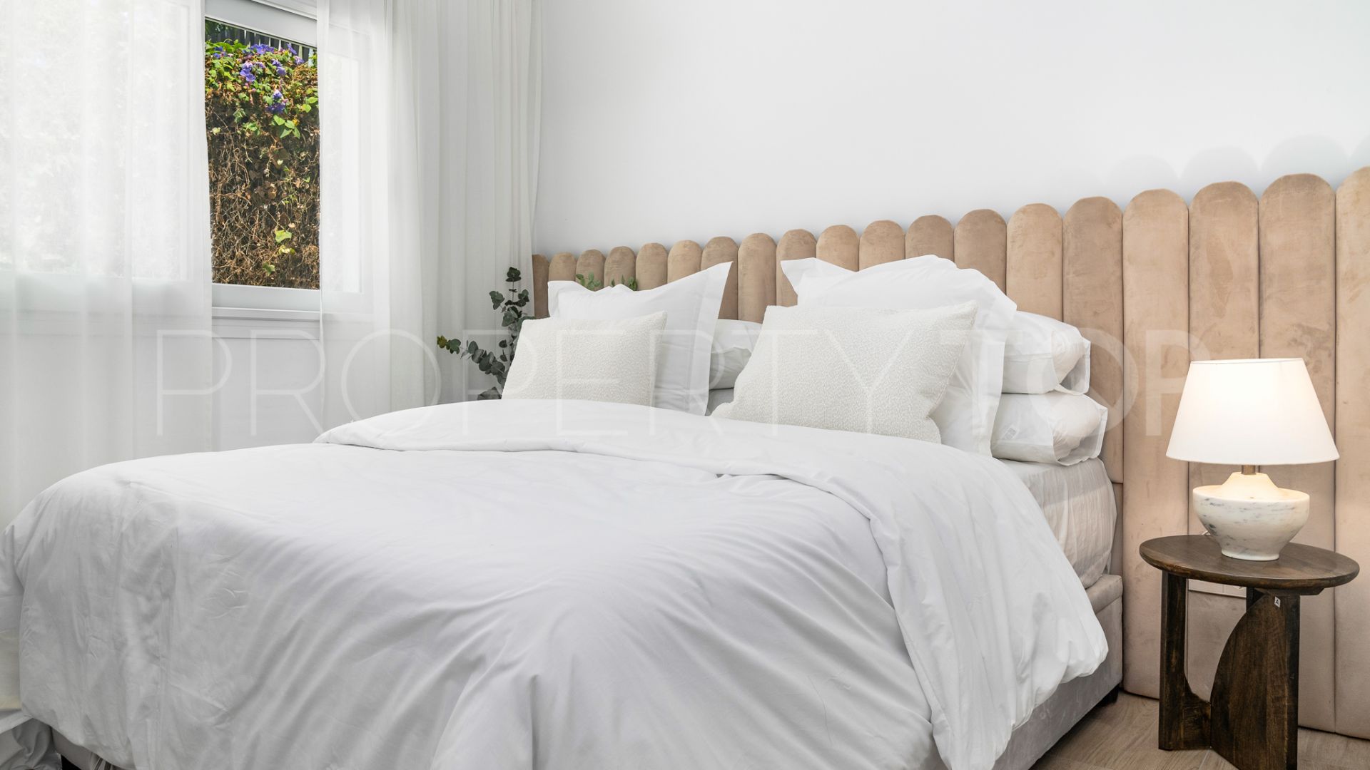Buy 4 bedrooms villa in Nueva Andalucia