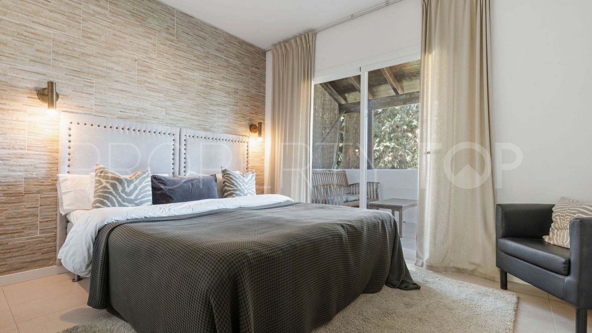 Villa de 4 dormitorios en venta en Nueva Andalucia