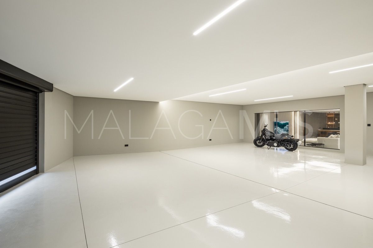 Villa for sale in Nueva Andalucia