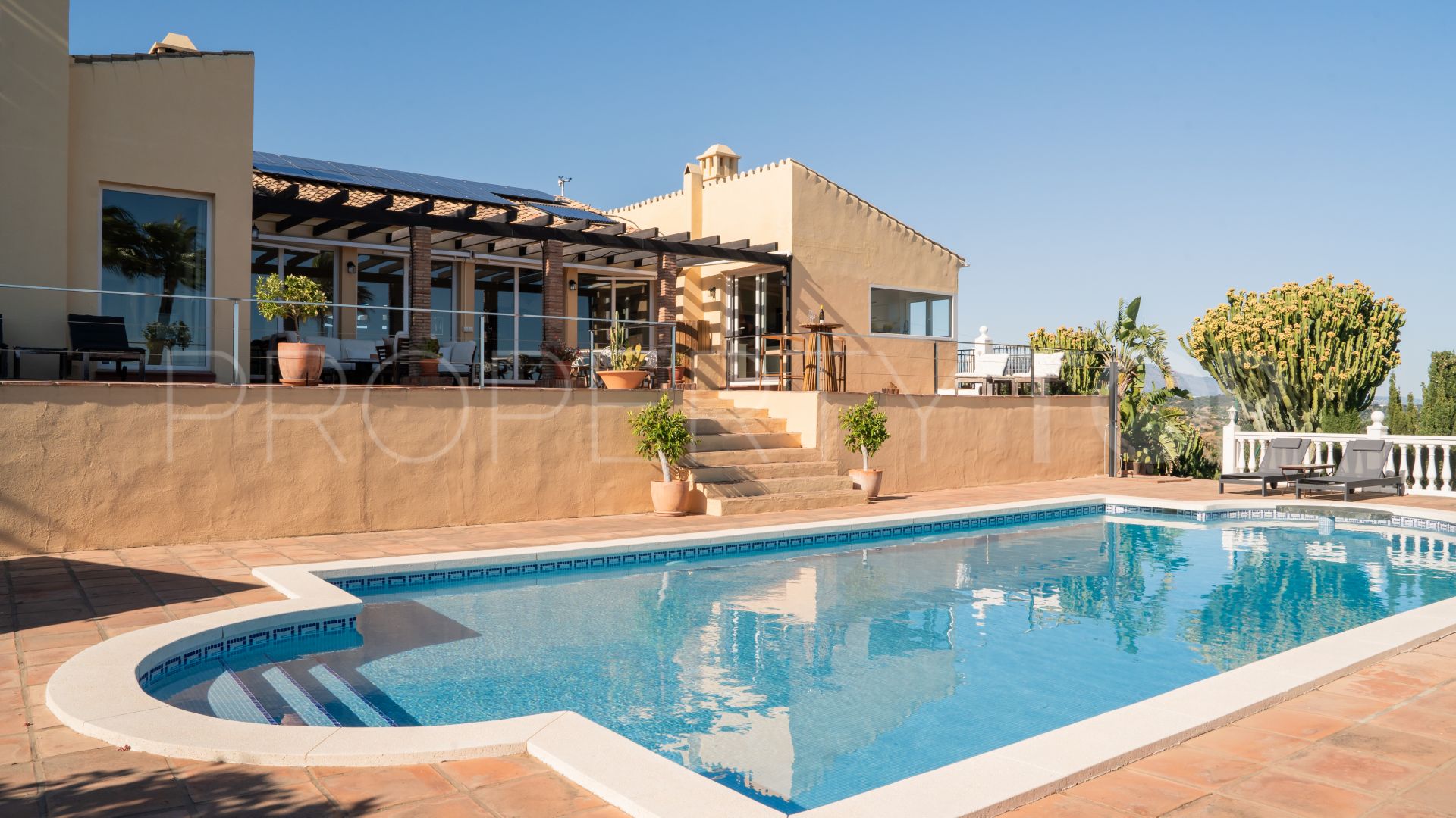 Comprar villa de 3 dormitorios en Estepona Este