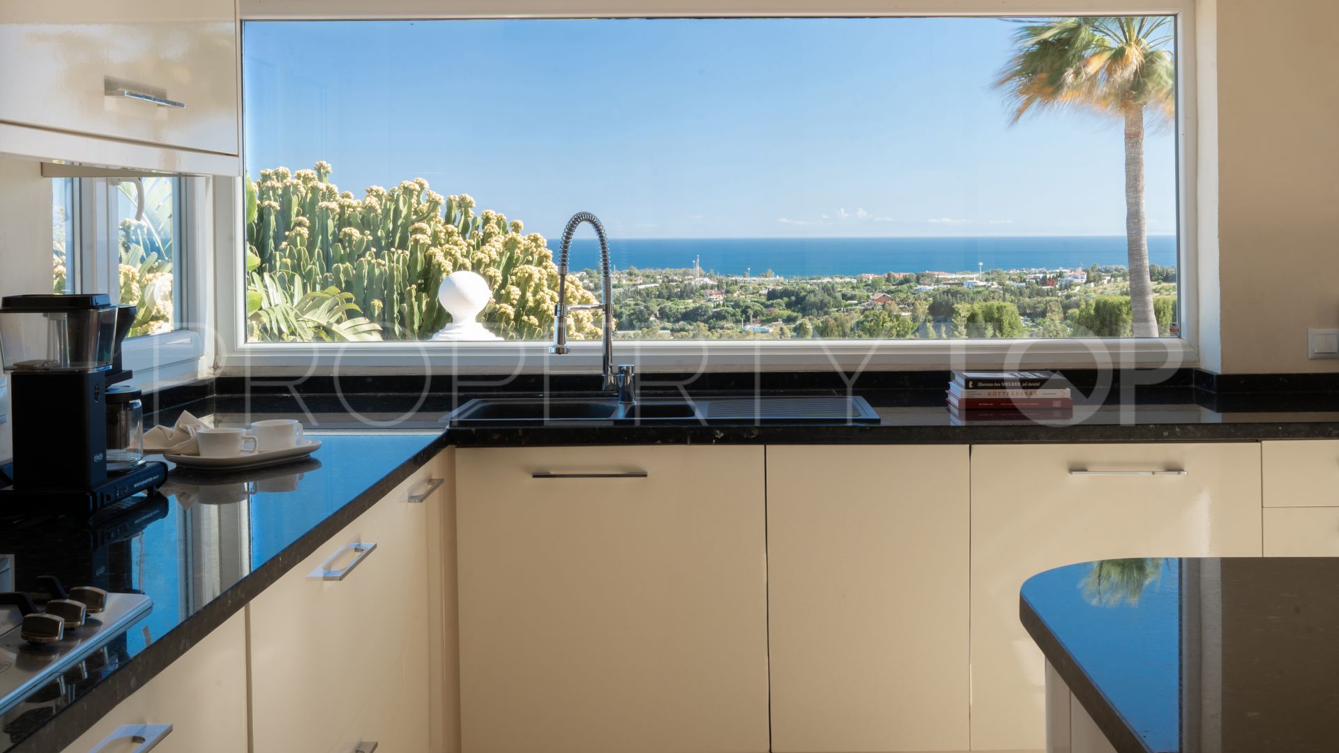 Comprar villa de 3 dormitorios en Estepona Este