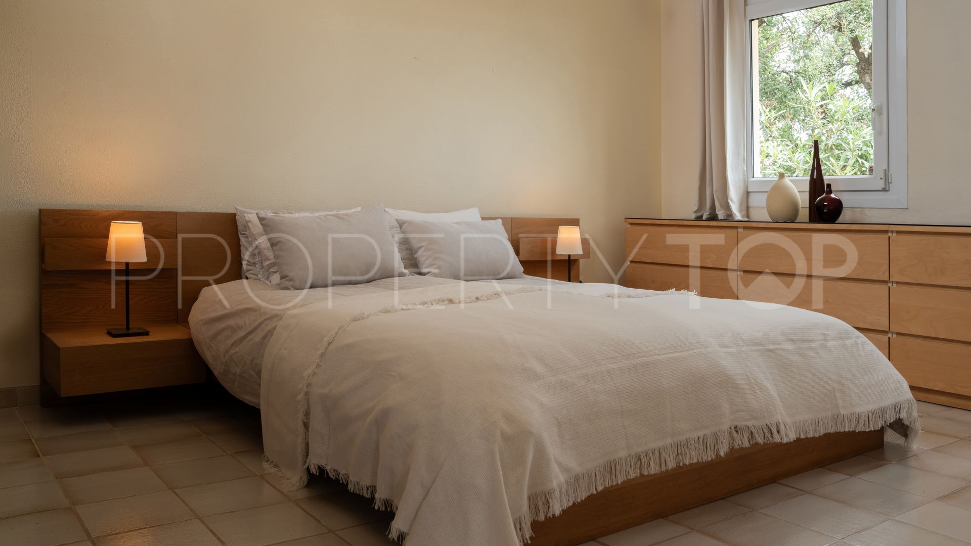 Comprar villa de 3 dormitorios en Estepona Este