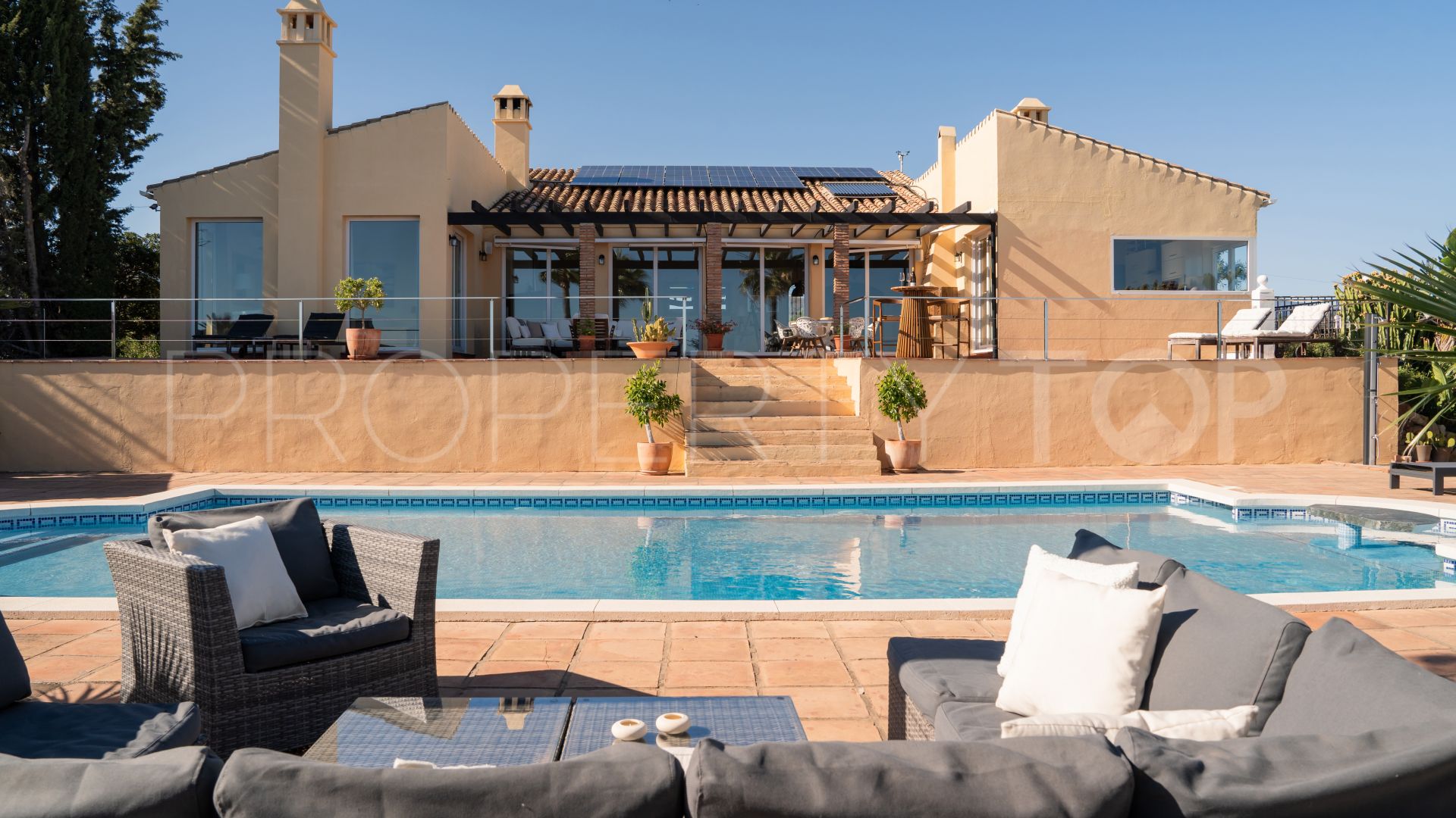 Comprar villa de 3 dormitorios en Estepona Este