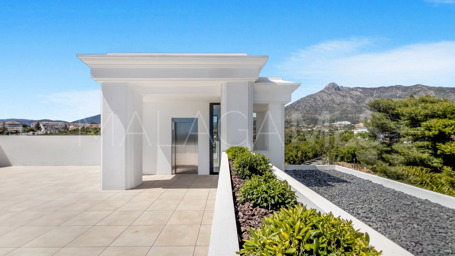 Buy villa in Las Lomas de Marbella