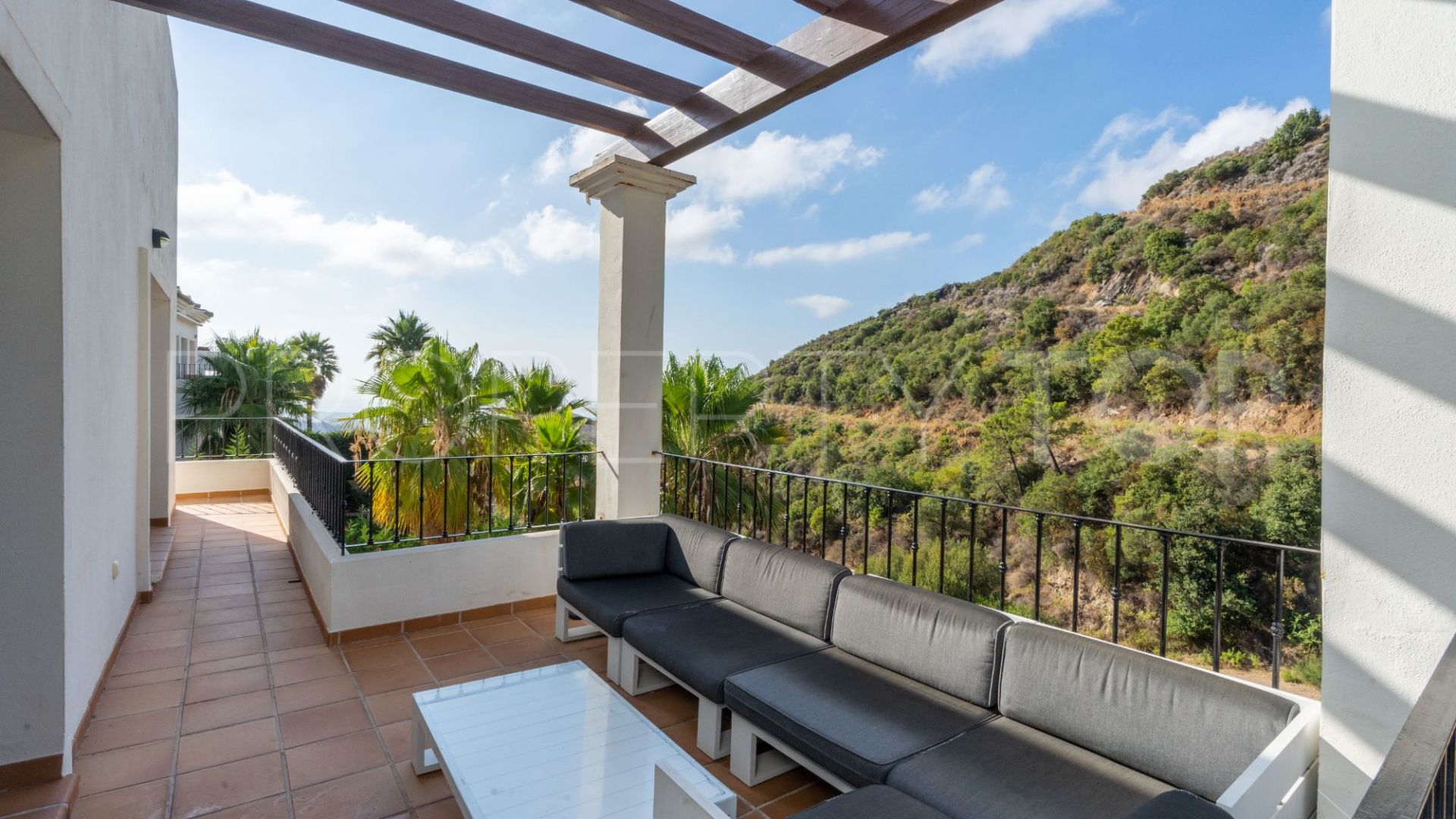 For sale villa in Benahavis with 4 bedrooms