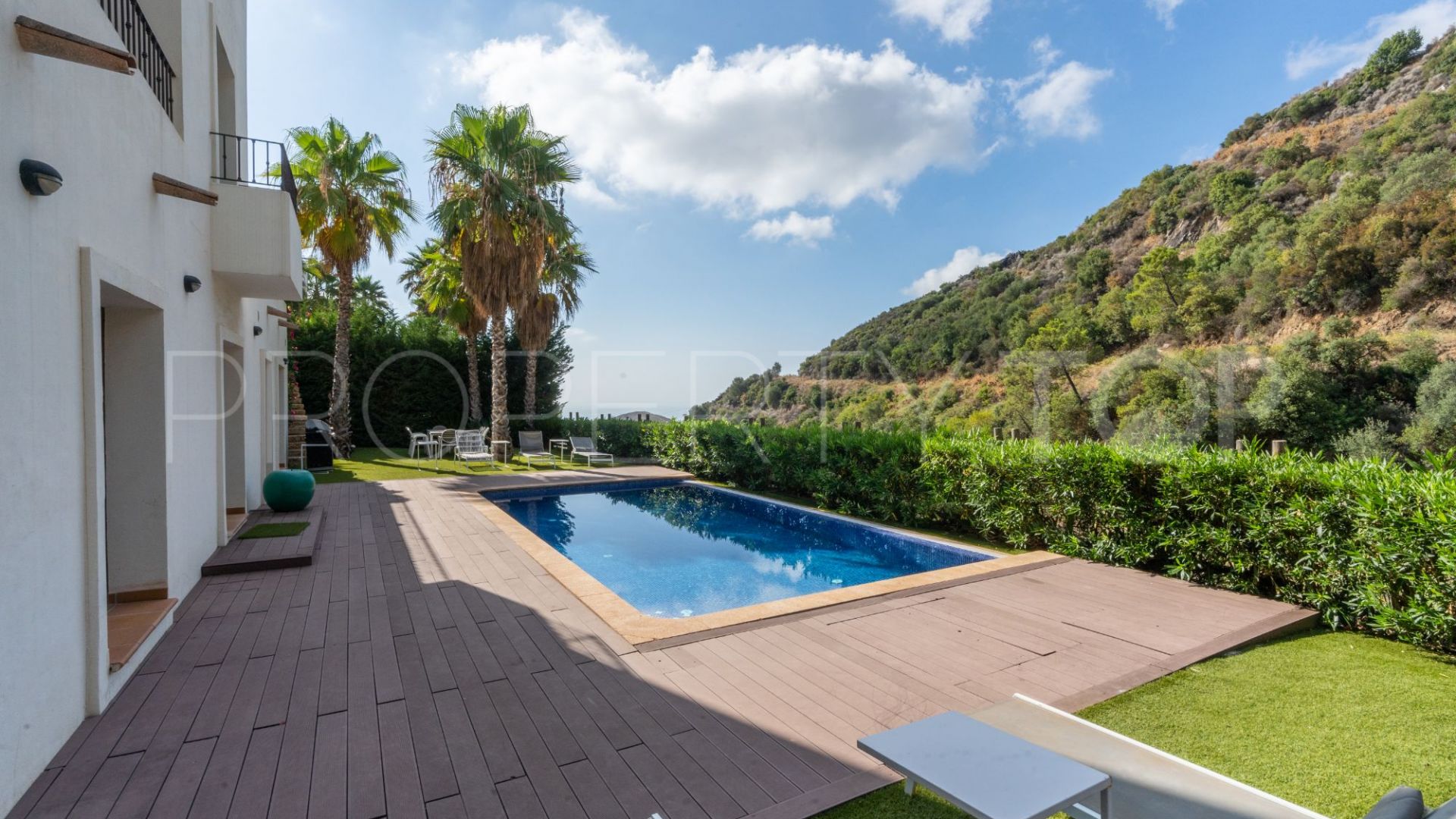 Villa en venta con 4 dormitorios en Benahavis