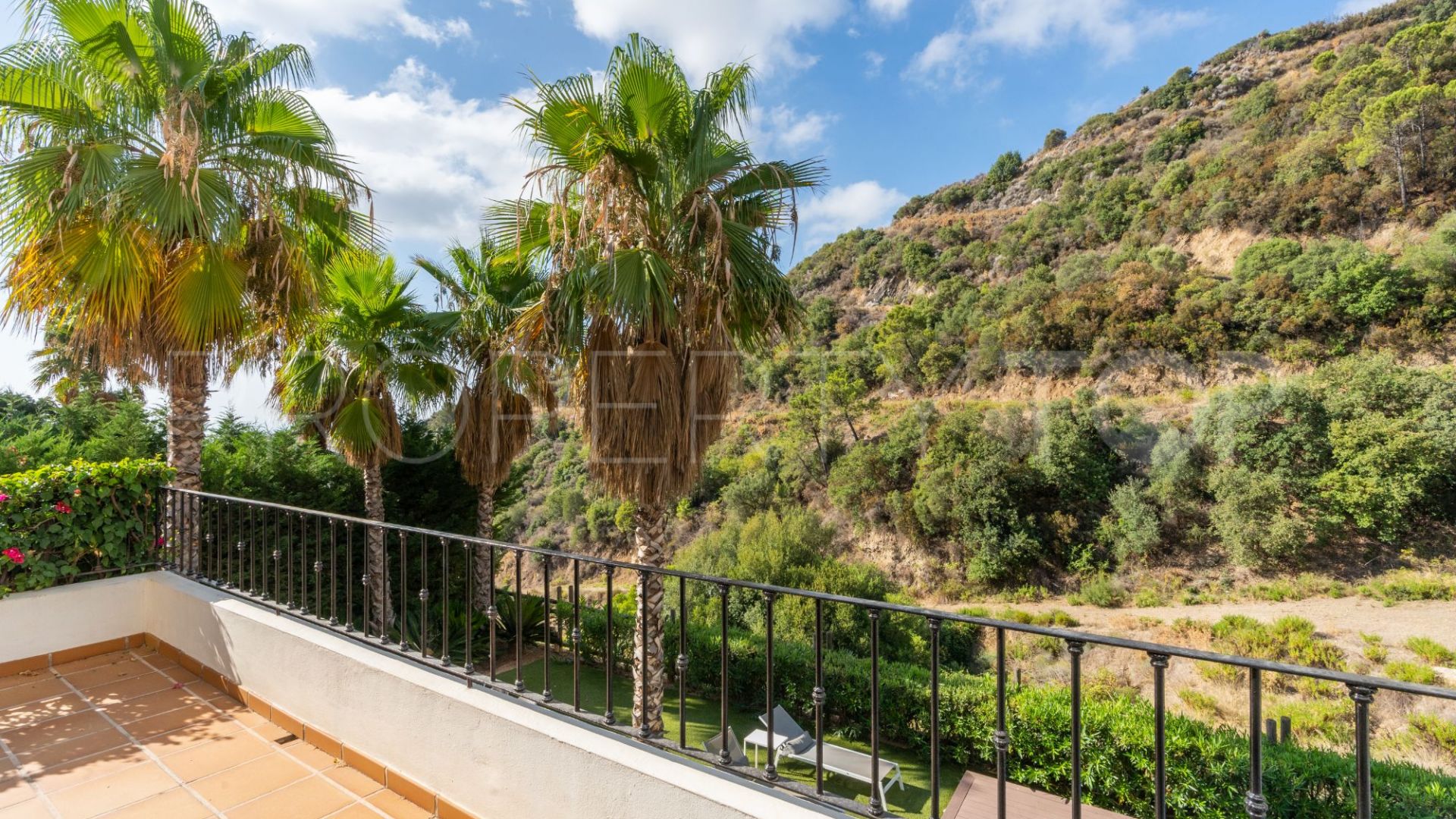 For sale villa in Benahavis with 4 bedrooms