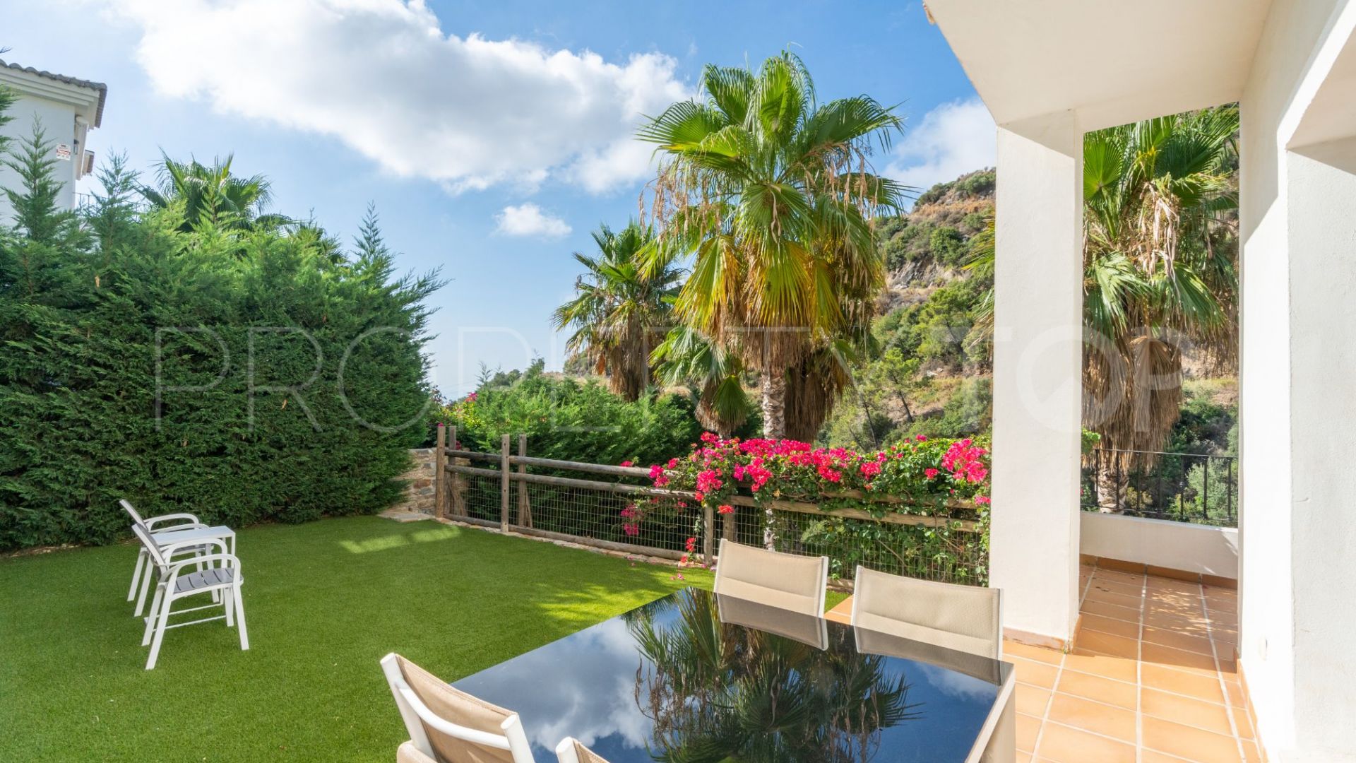 For sale villa in Benahavis with 4 bedrooms