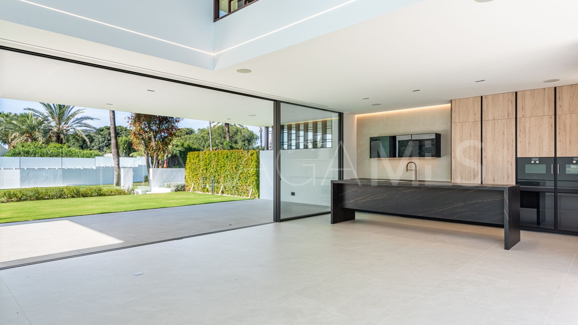 3 bedrooms semi detached villa in Nueva Andalucia for sale