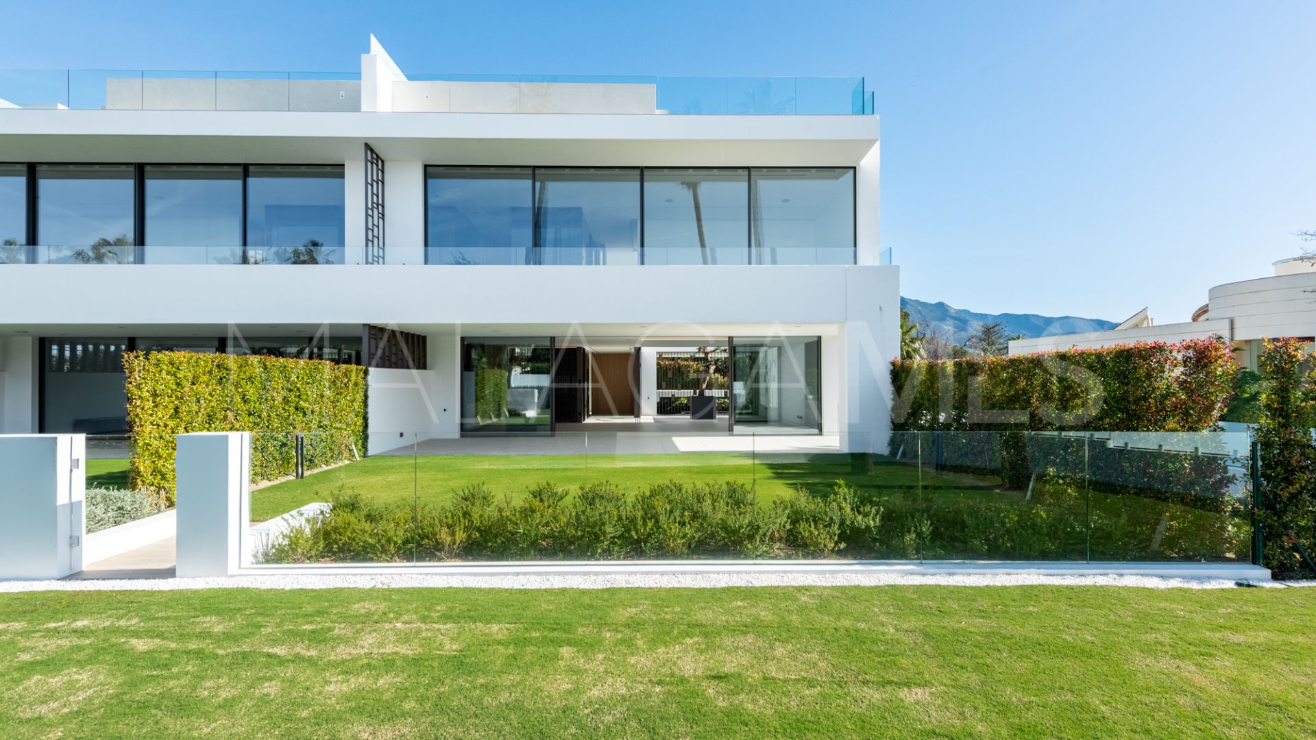 3 bedrooms semi detached villa in Nueva Andalucia for sale