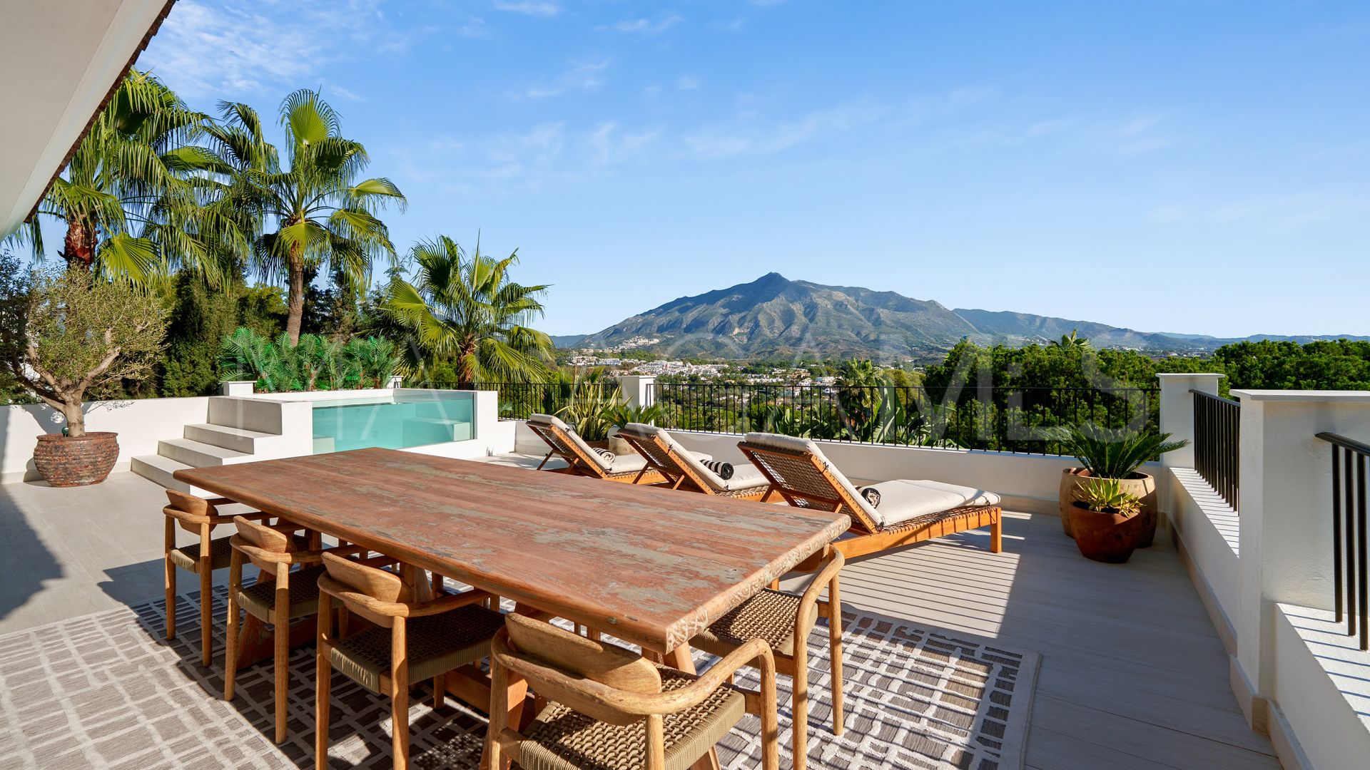 Buy villa in Nueva Andalucia with 6 bedrooms