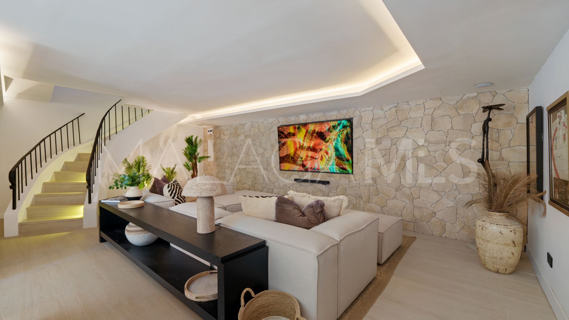 Buy villa in Nueva Andalucia with 6 bedrooms