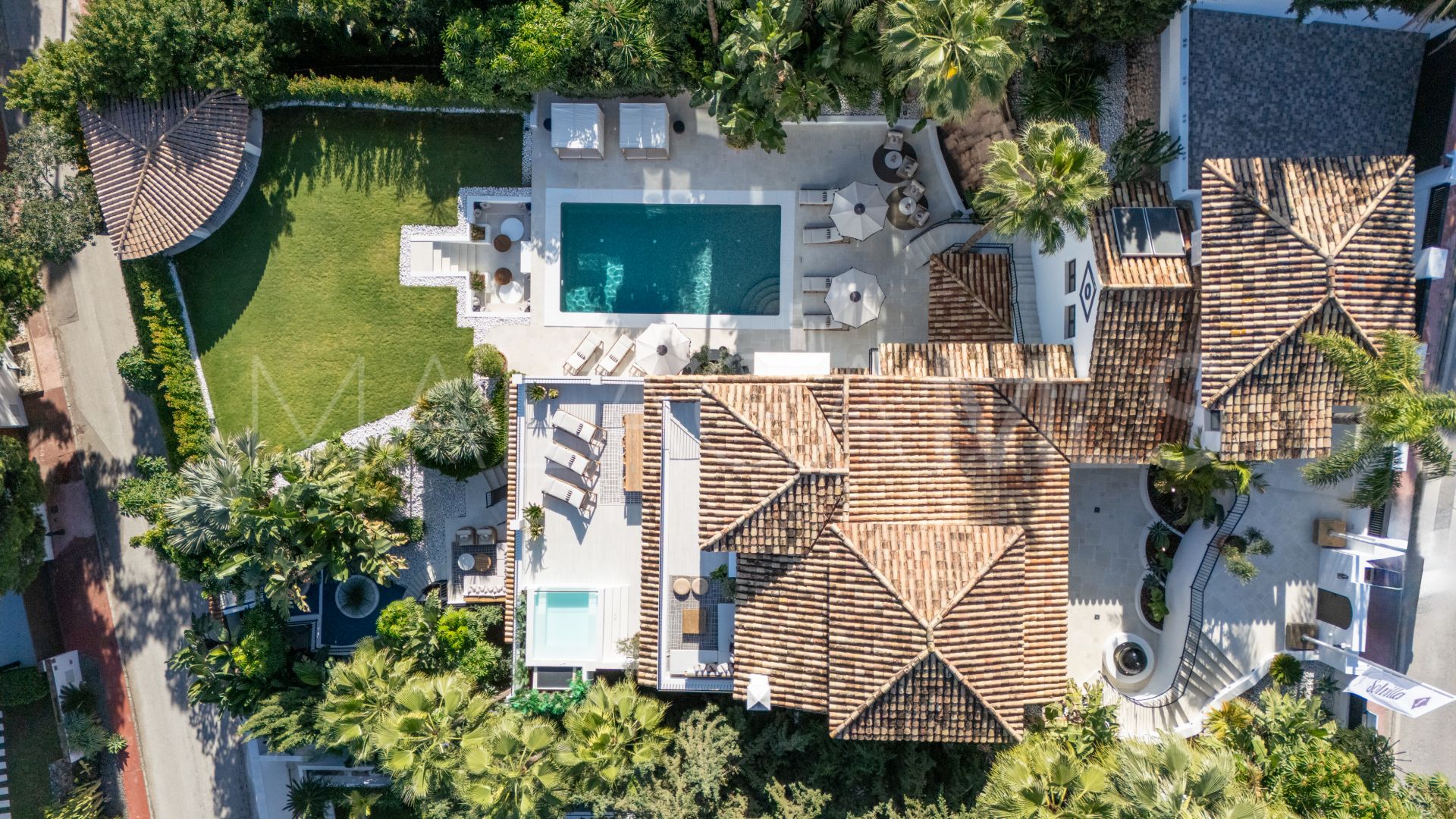 Buy villa in Nueva Andalucia with 6 bedrooms
