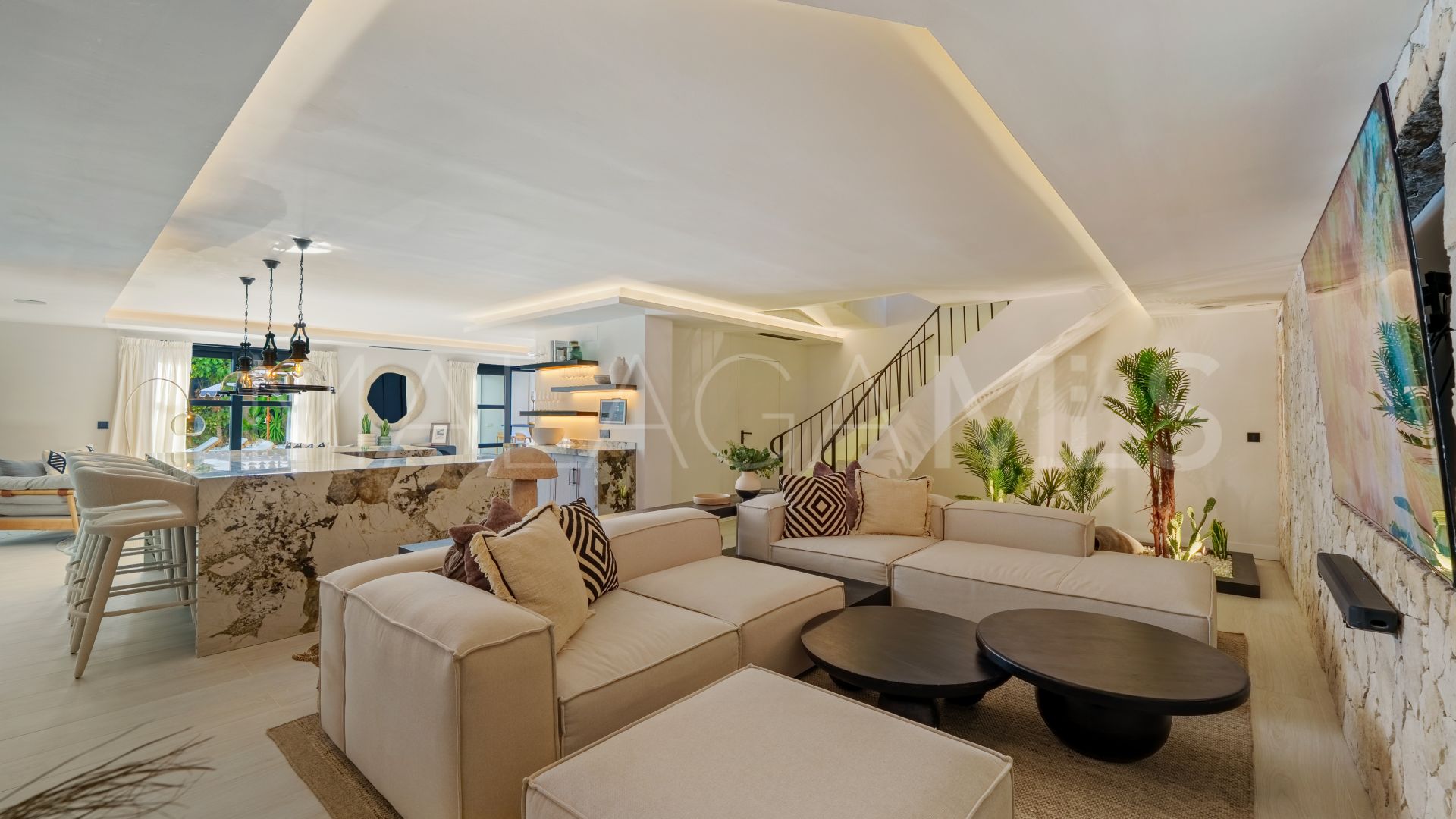 Buy villa in Nueva Andalucia with 6 bedrooms