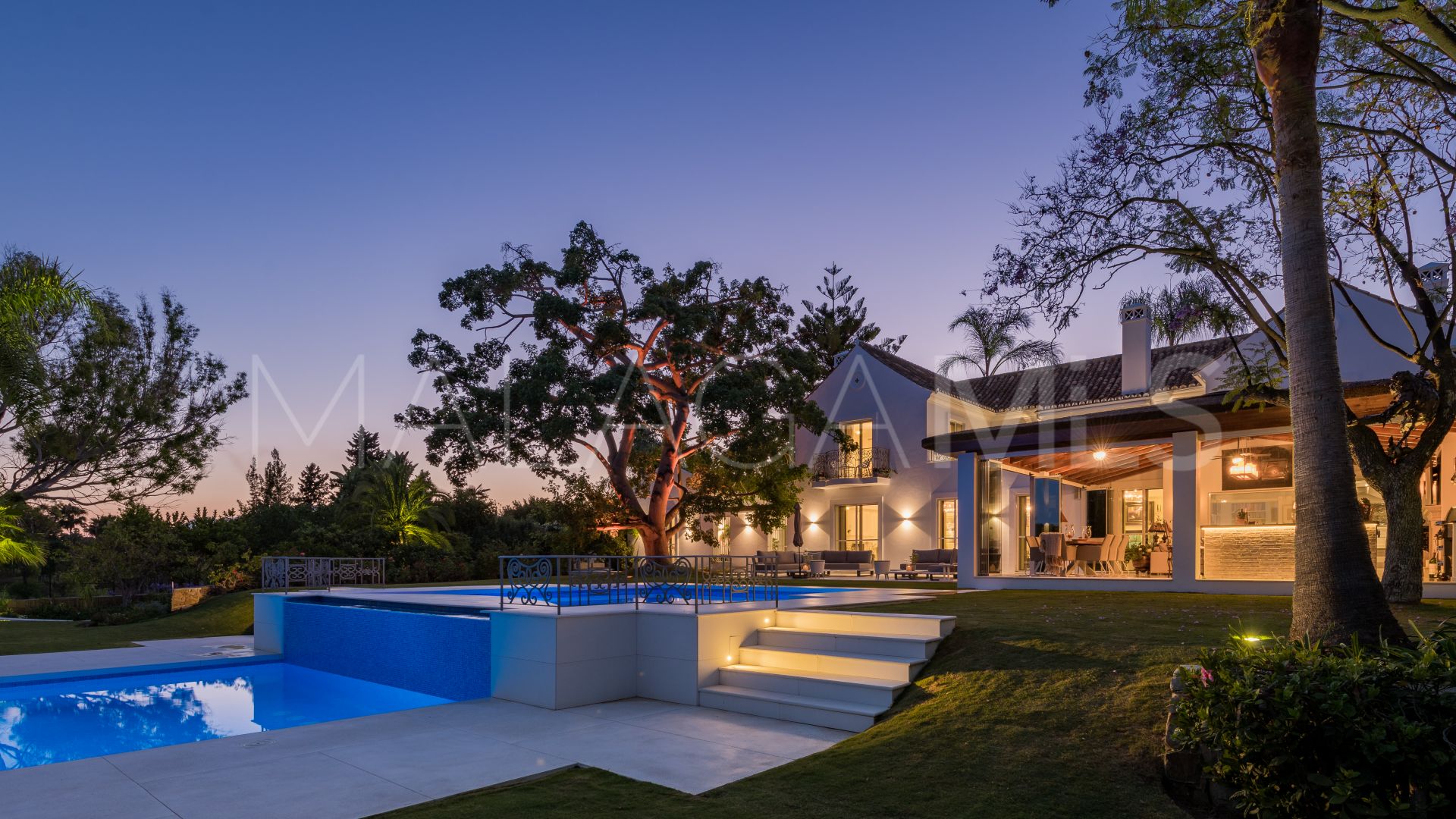 For sale villa in Nueva Andalucia