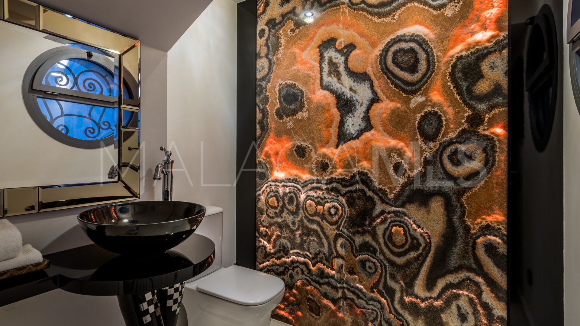 For sale villa in Nueva Andalucia