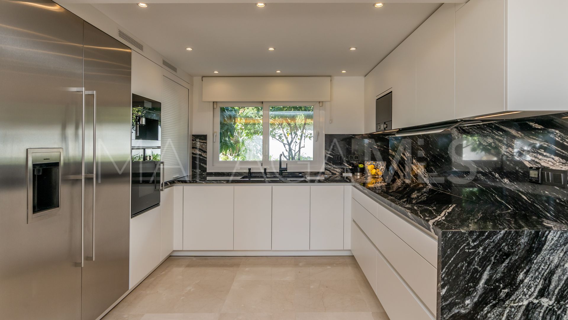 Buy villa in Altos Reales