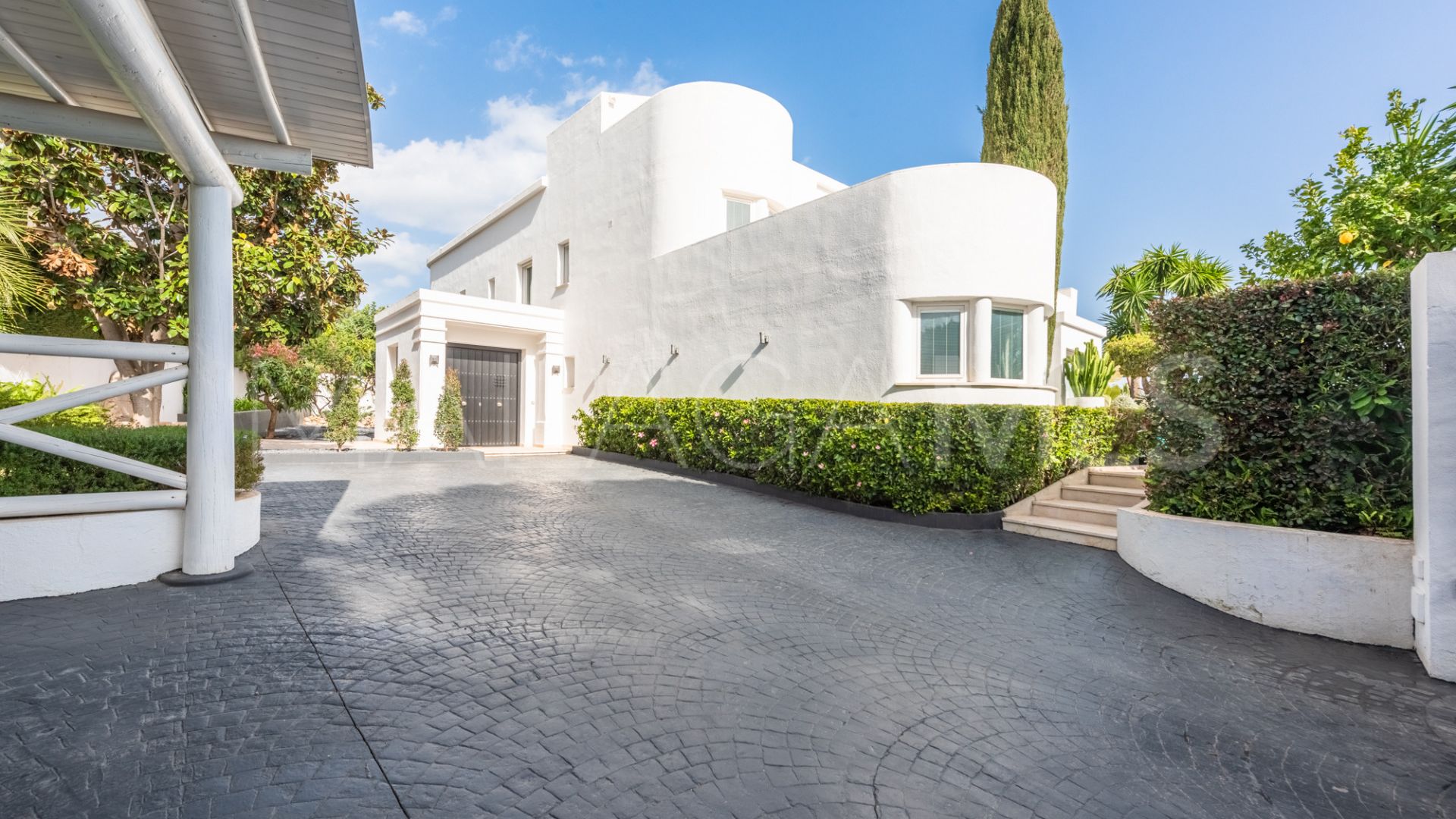 Buy villa in Altos Reales